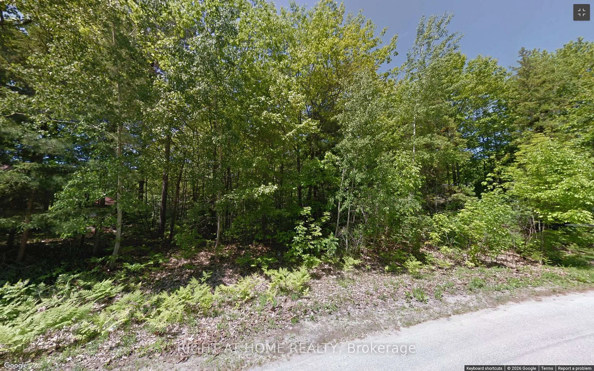 Photo 10 of 2 Birchwood Trail, Wasaga Beach — HOMEH