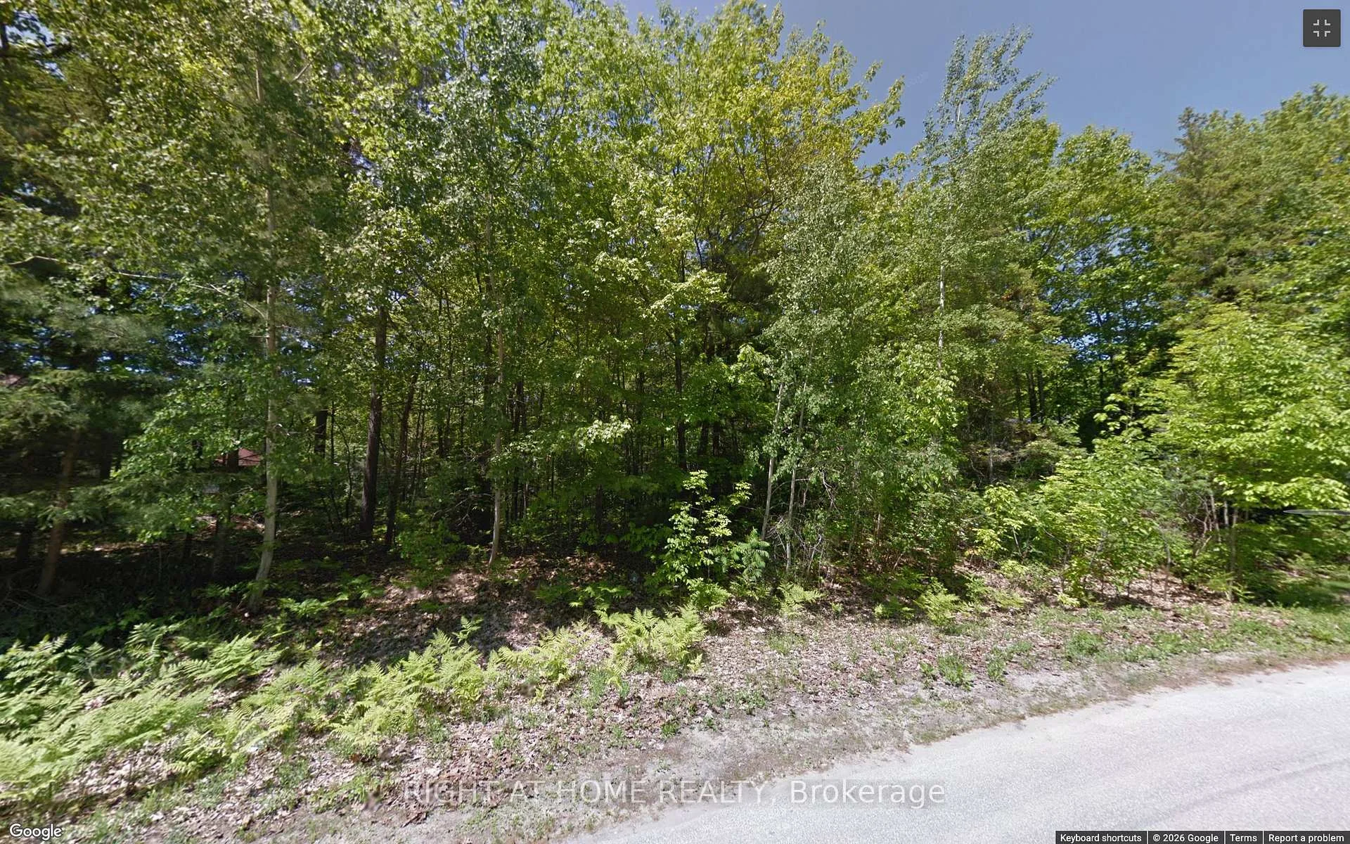 Photo 25 of 2 Birchwood Trail, Wasaga Beach — HOMEH