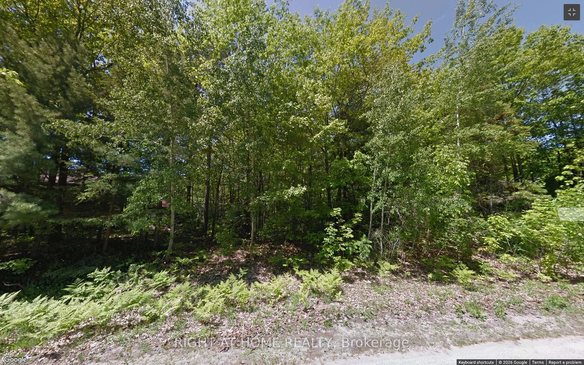 Photo 26 of 2 Birchwood Trail, Wasaga Beach — HOMEH