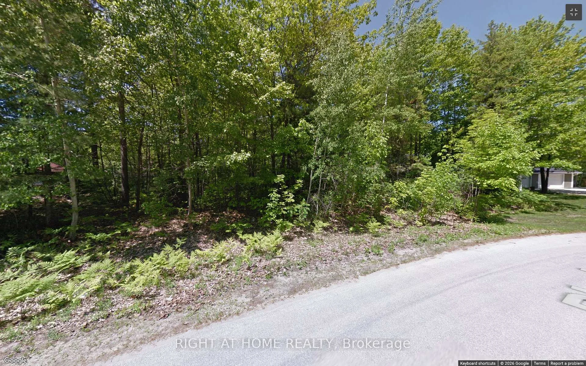 Photo 28 of 2 Birchwood Trail, Wasaga Beach — HOMEH