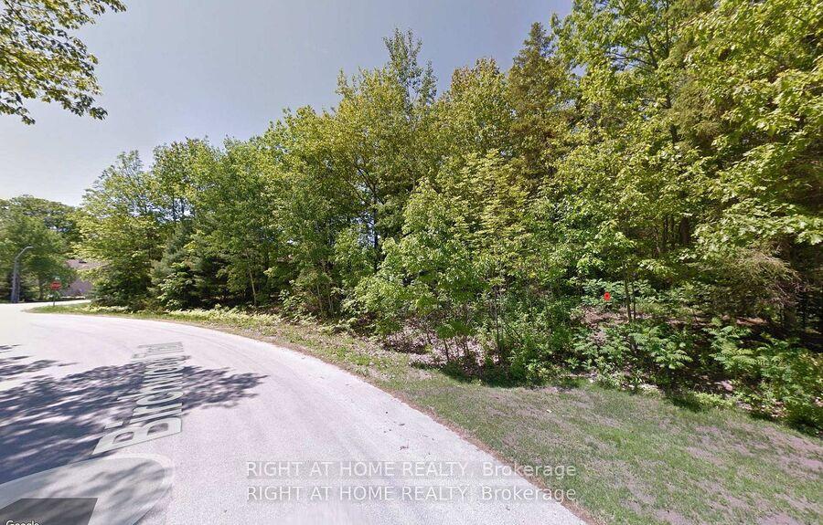 Photo 7 of 2 Birchwood Trail, Wasaga Beach — HOMEH