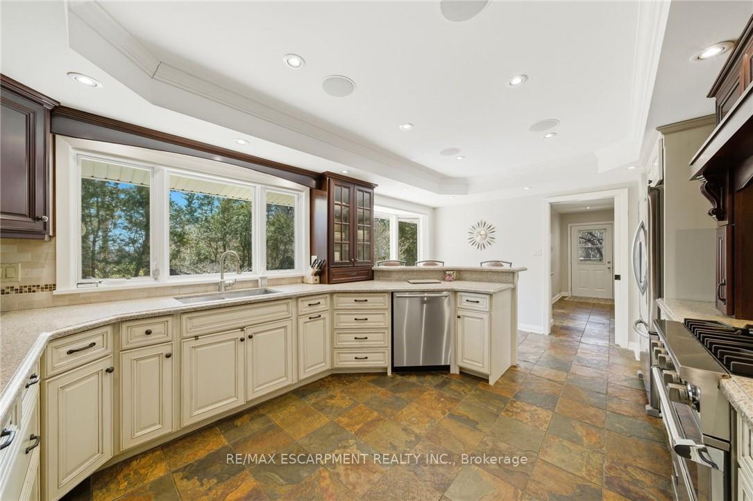 Photo 12 of 6 Summit Circle, Norfolk, Simcoe — HOMEH