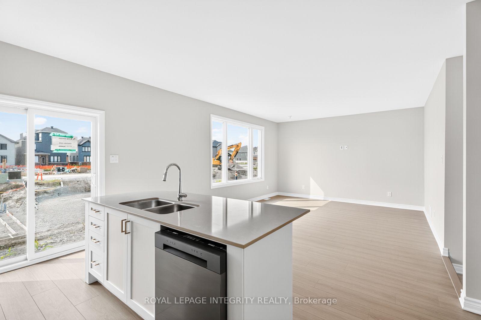 Photo 9 of 335 Les Emmerson Drive, Ottawa, Barrhaven - Heritage Park — HOMEH