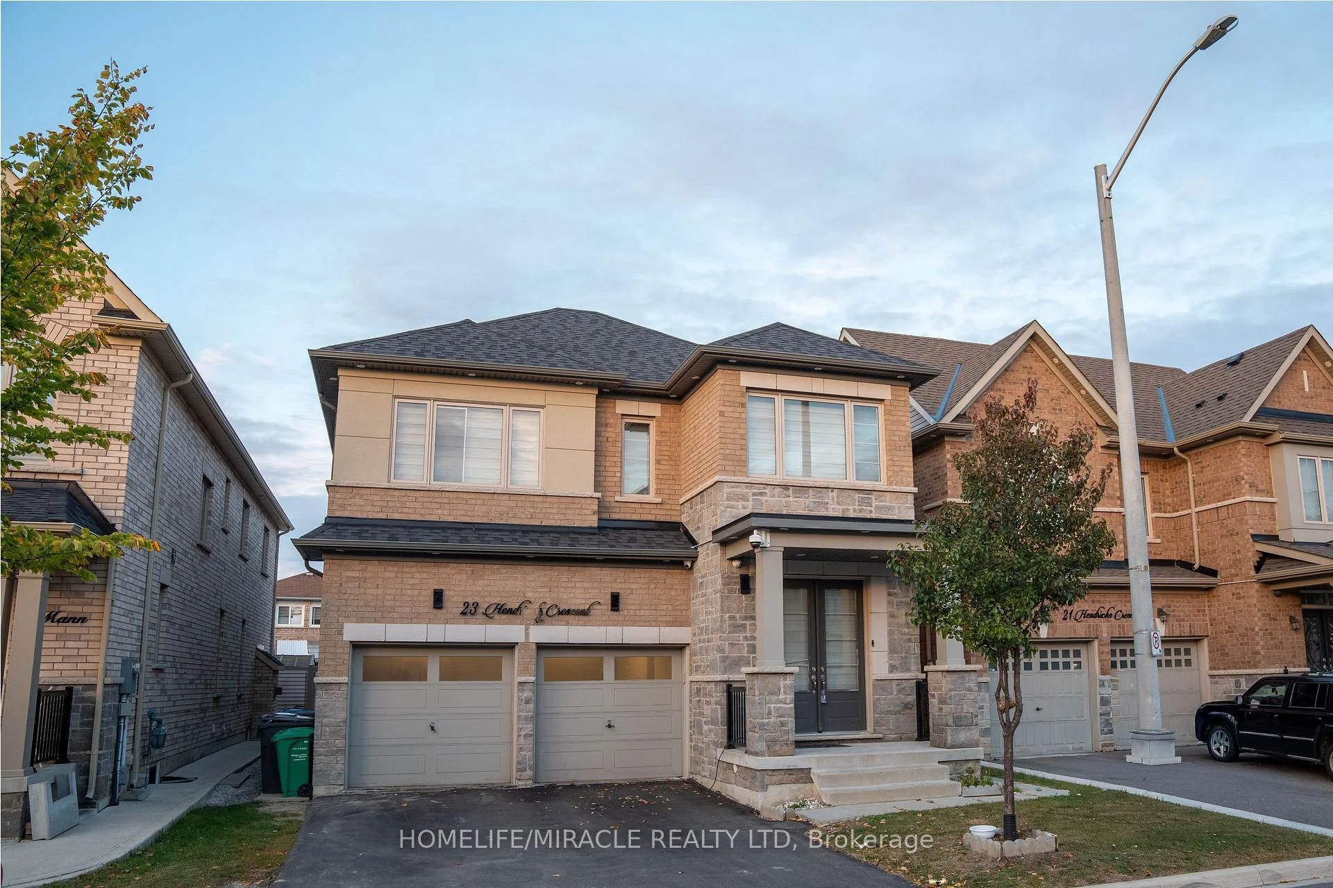 Photo 3 of 23 Hendricks Crescent, Brampton, Fletcher's West — HOMEH