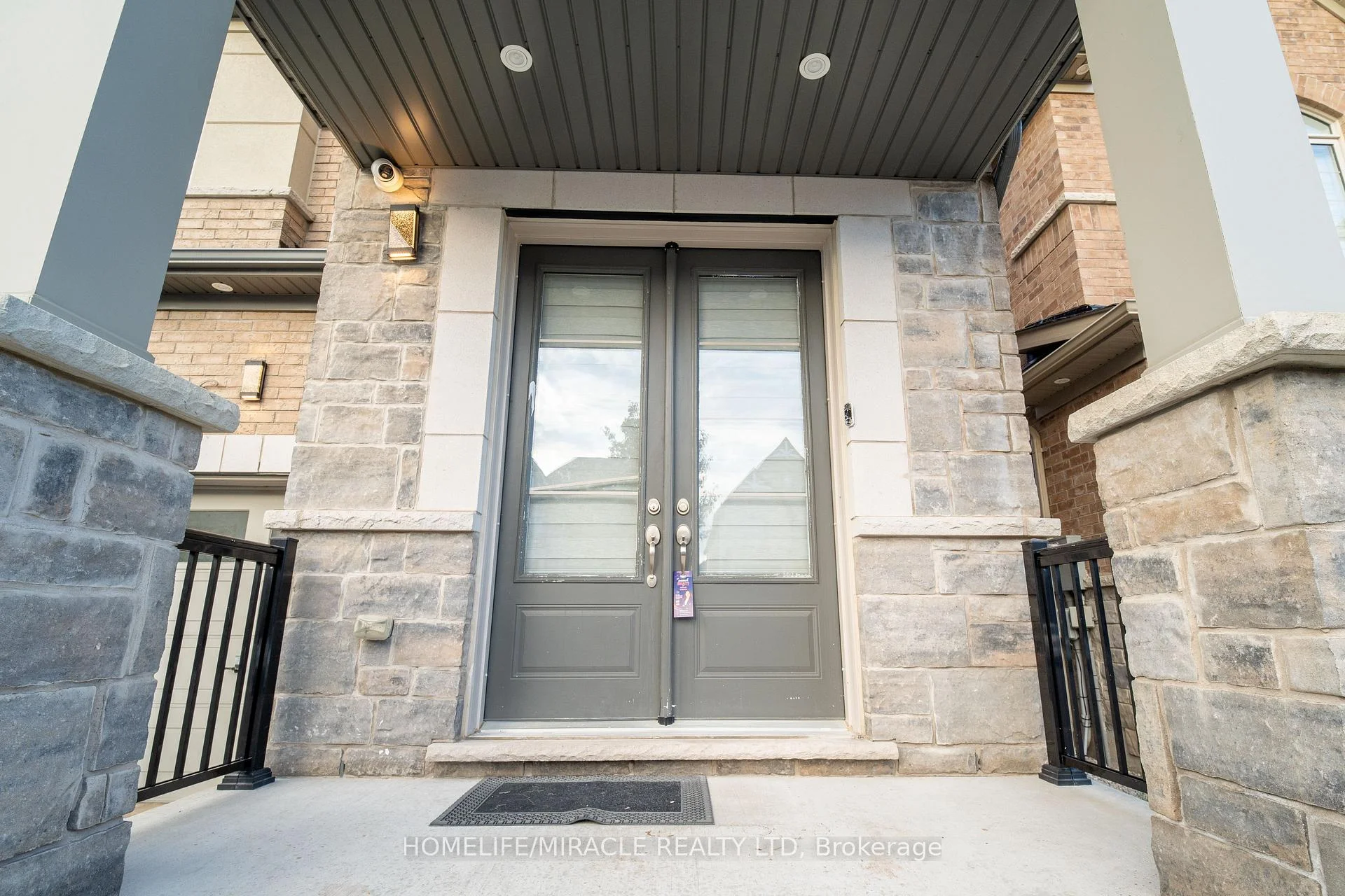 Photo 4 of 23 Hendricks Crescent, Brampton, Fletcher's West — HOMEH