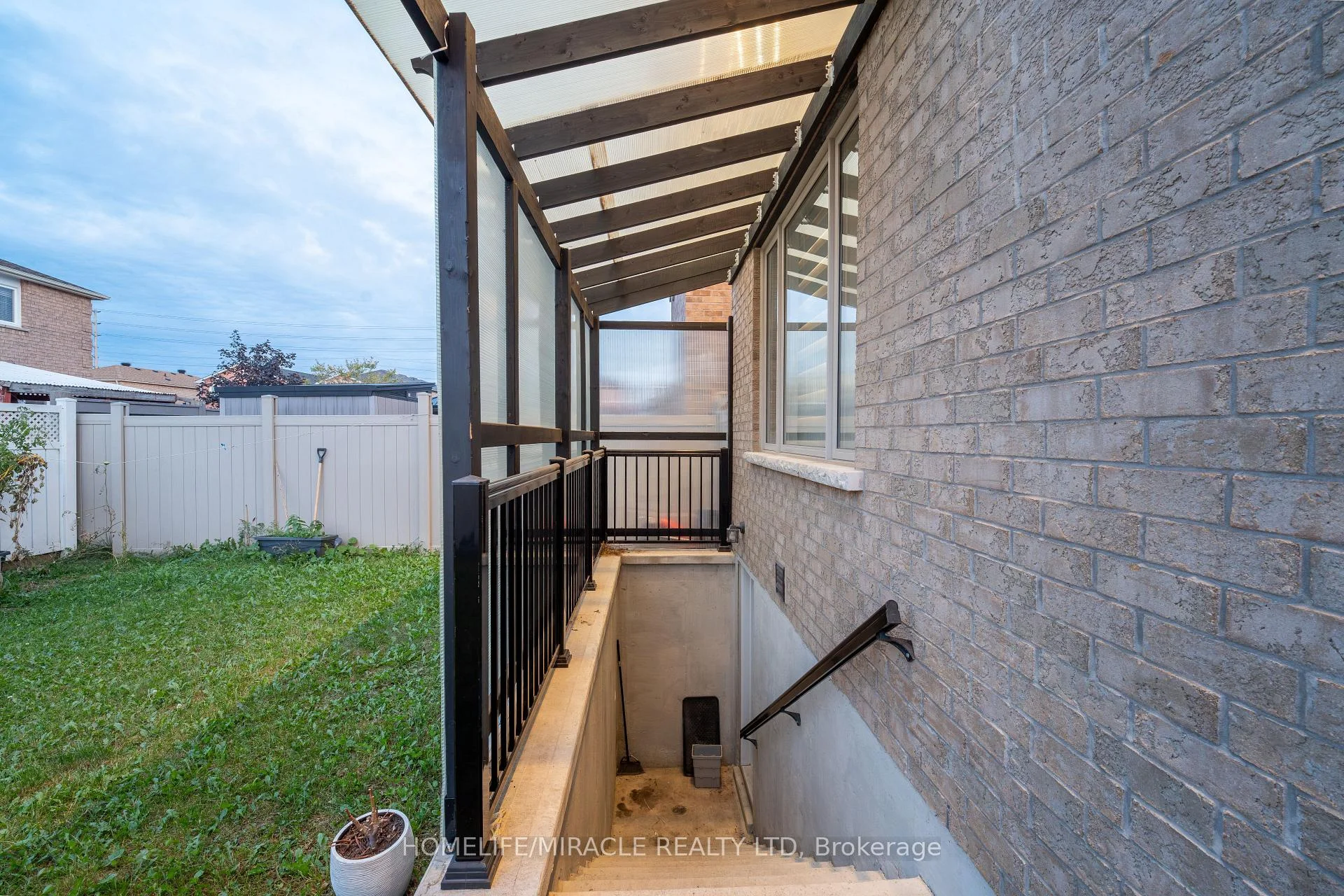 Photo 31 of 23 Hendricks Crescent, Brampton, Fletcher's West — HOMEH