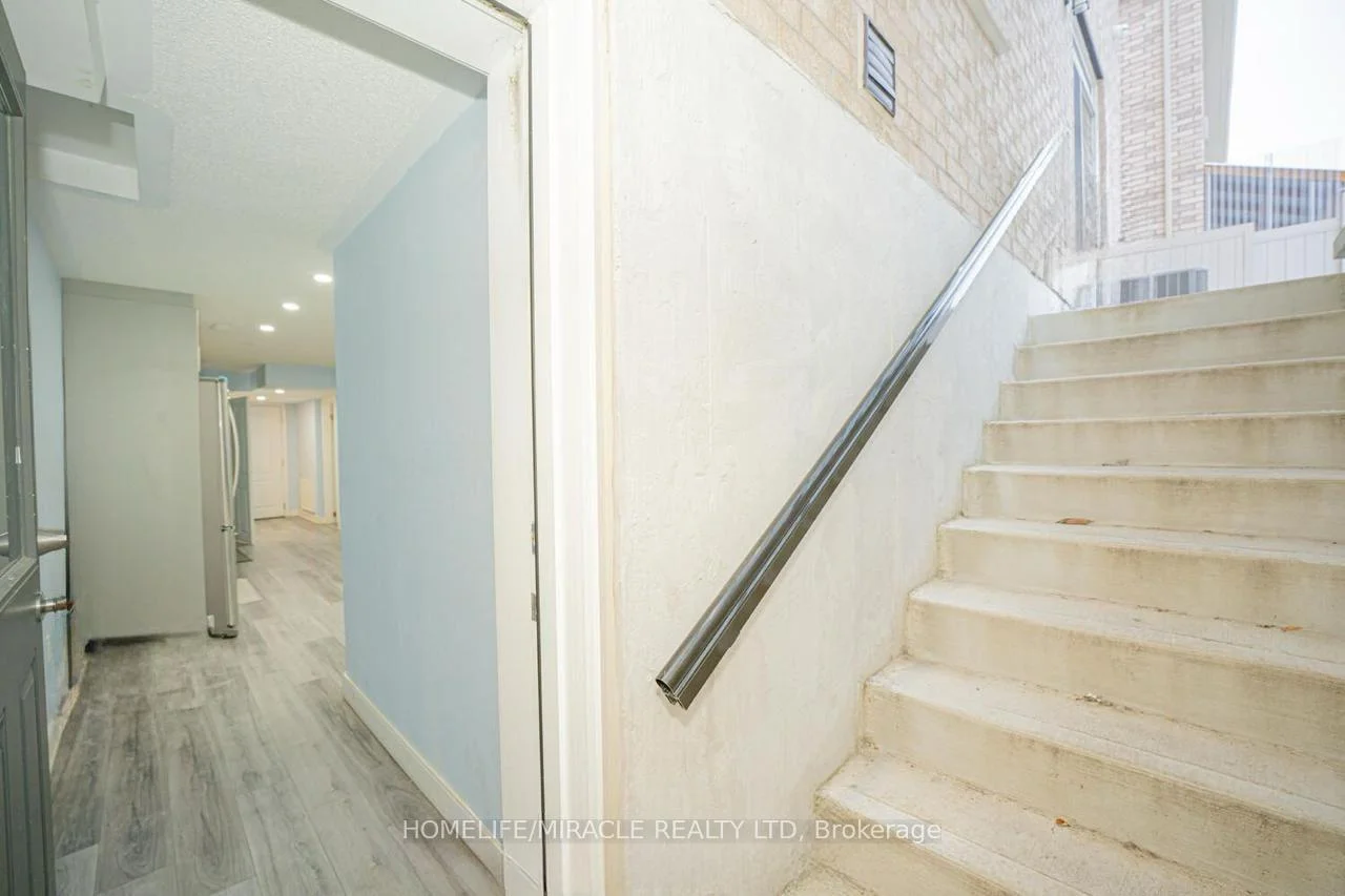 Photo 32 of 23 Hendricks Crescent, Brampton, Fletcher's West — HOMEH