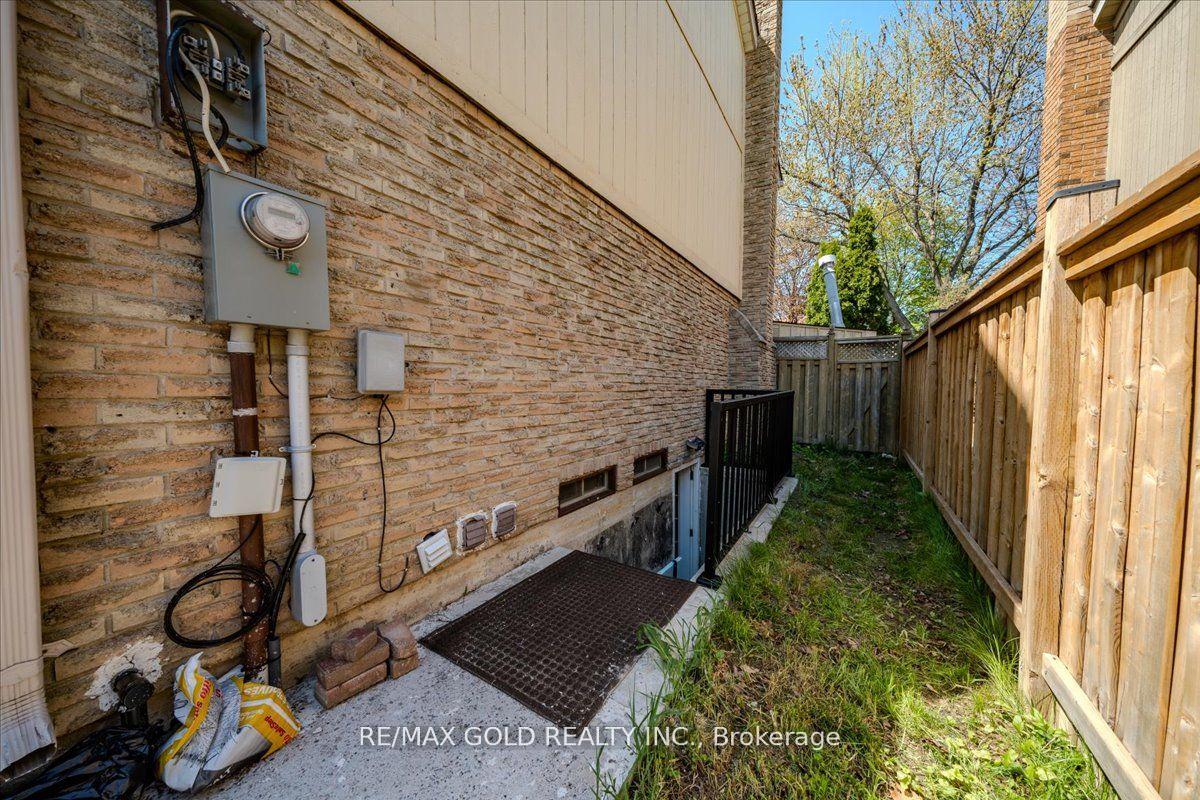 Photo 10 of 18 Markham Street, Brampton, Central Park — HOMEH