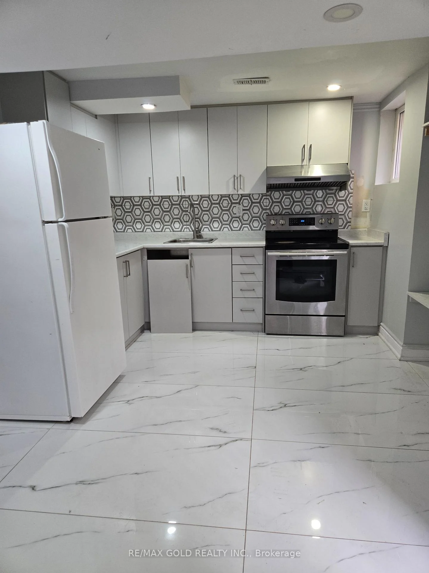 Photo 3 of 18 Markham Street, Brampton, Central Park — HOMEH