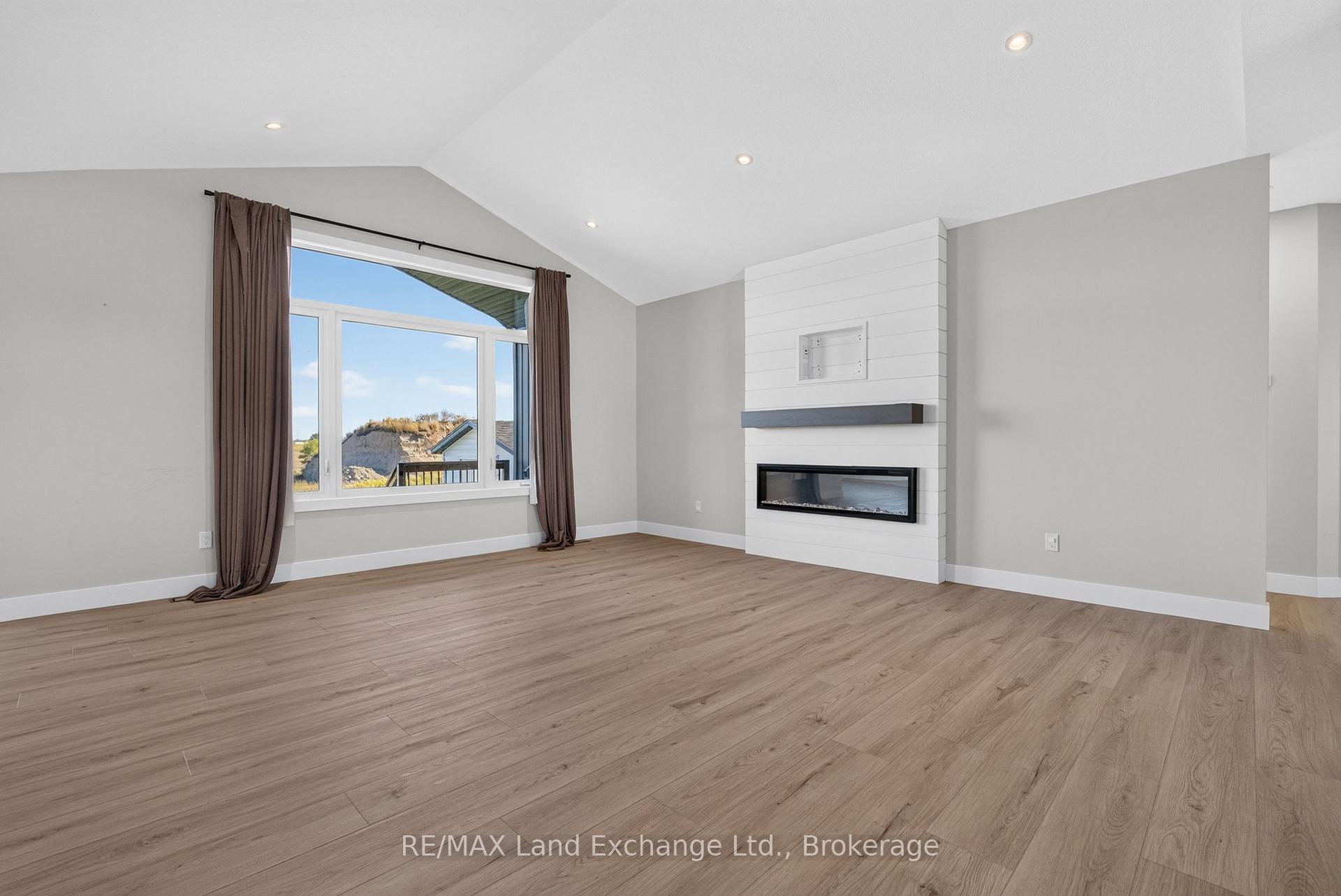 Photo 5 of 48 Mctavish Crescent, Huron-Kinloss — HOMEH