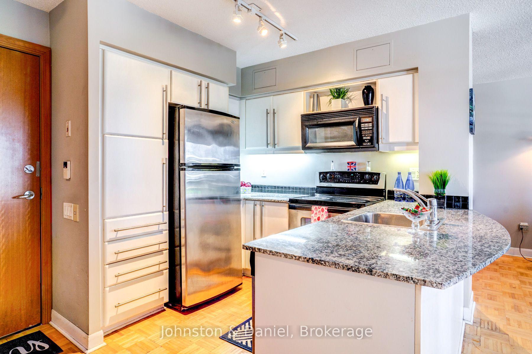 Photo 8 of Unit 805, 33 Sheppard Avenue E, North York, Willowdale East — HOMEH