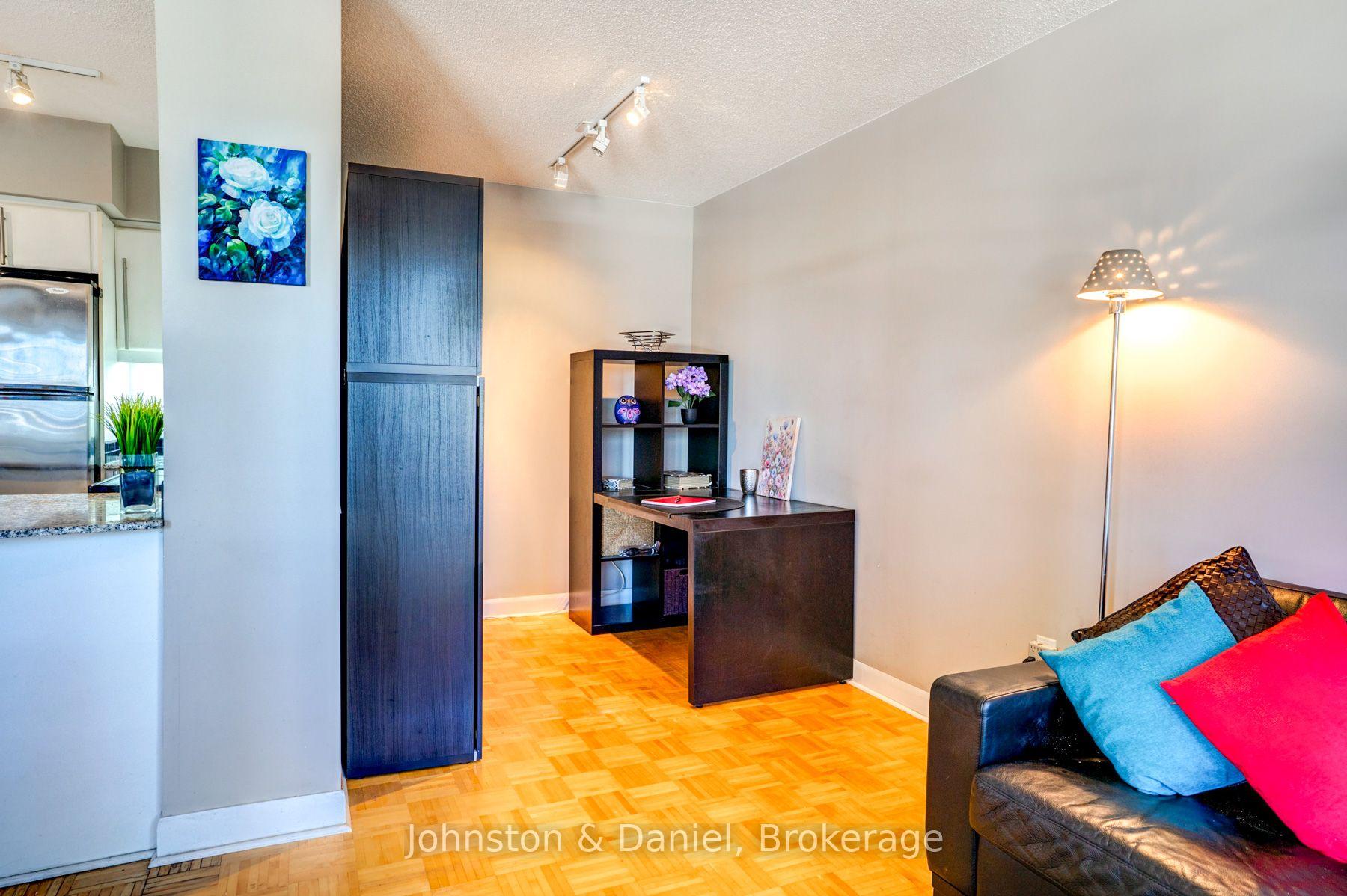 Photo 14 of Unit 805, 33 Sheppard Avenue E, North York, Willowdale East — HOMEH