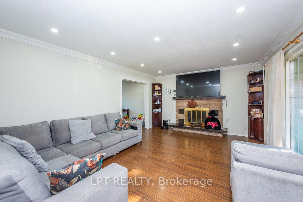 Photo 4 of 111 Dearbourne Boulevard, Brampton, Southgate — HOMEH