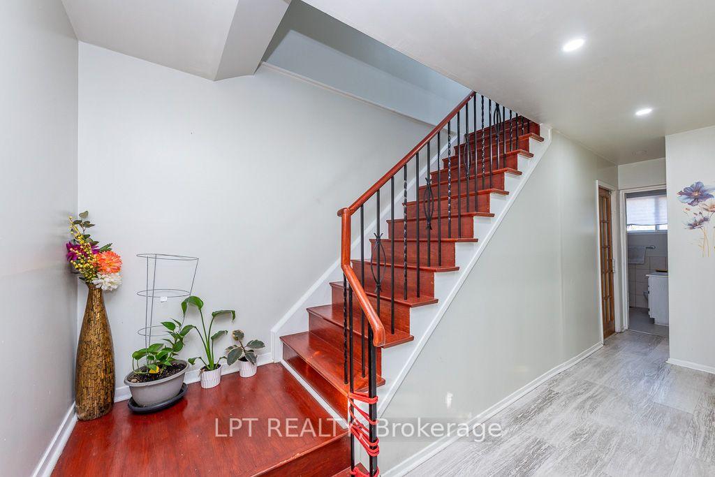 Photo 13 of 111 Dearbourne Boulevard, Brampton, Southgate — HOMEH