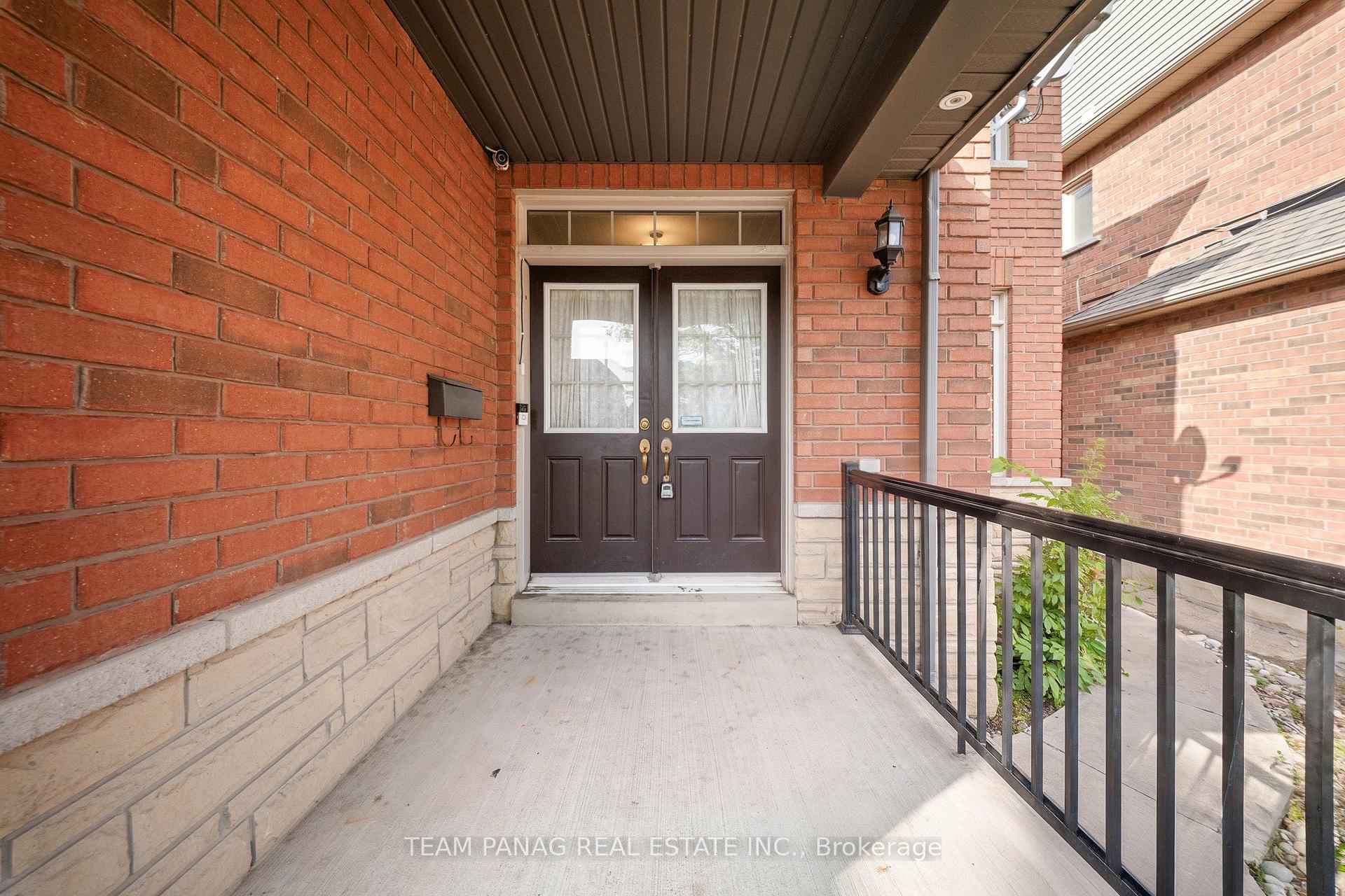 Photo 4 of 47 Sorbonne Drive, Brampton, Vales of Castlemore North — HOMEH