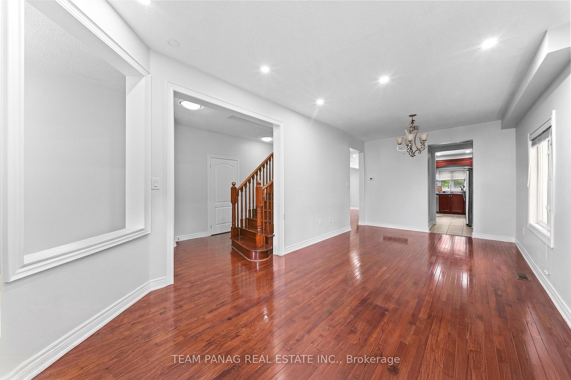 Photo 10 of 47 Sorbonne Drive, Brampton, Vales of Castlemore North — HOMEH