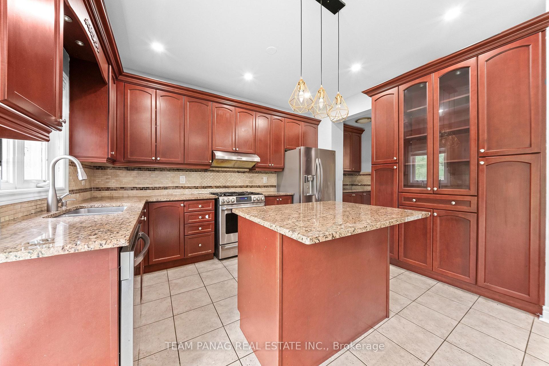 Photo 17 of 47 Sorbonne Drive, Brampton, Vales of Castlemore North — HOMEH