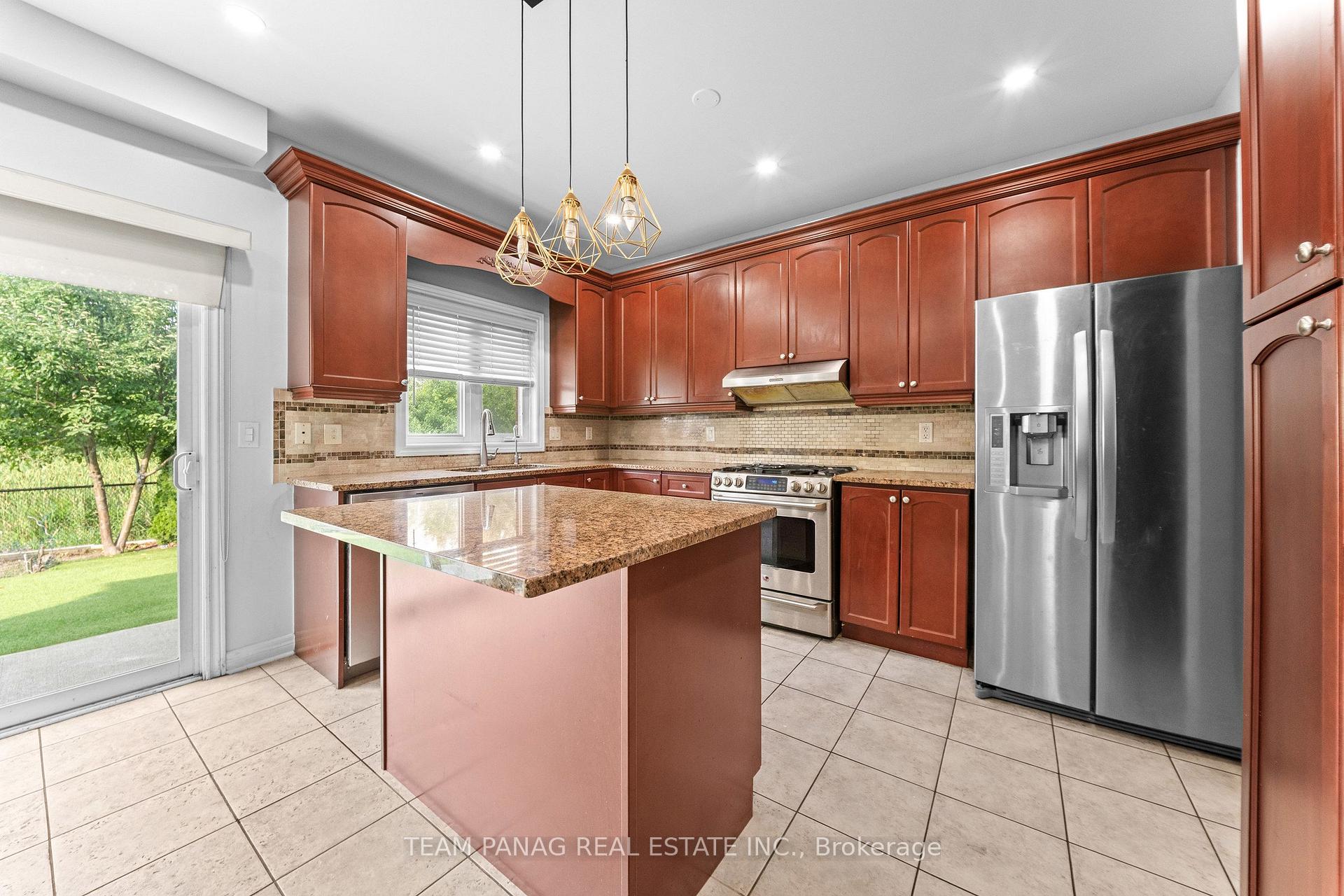 Photo 18 of 47 Sorbonne Drive, Brampton, Vales of Castlemore North — HOMEH