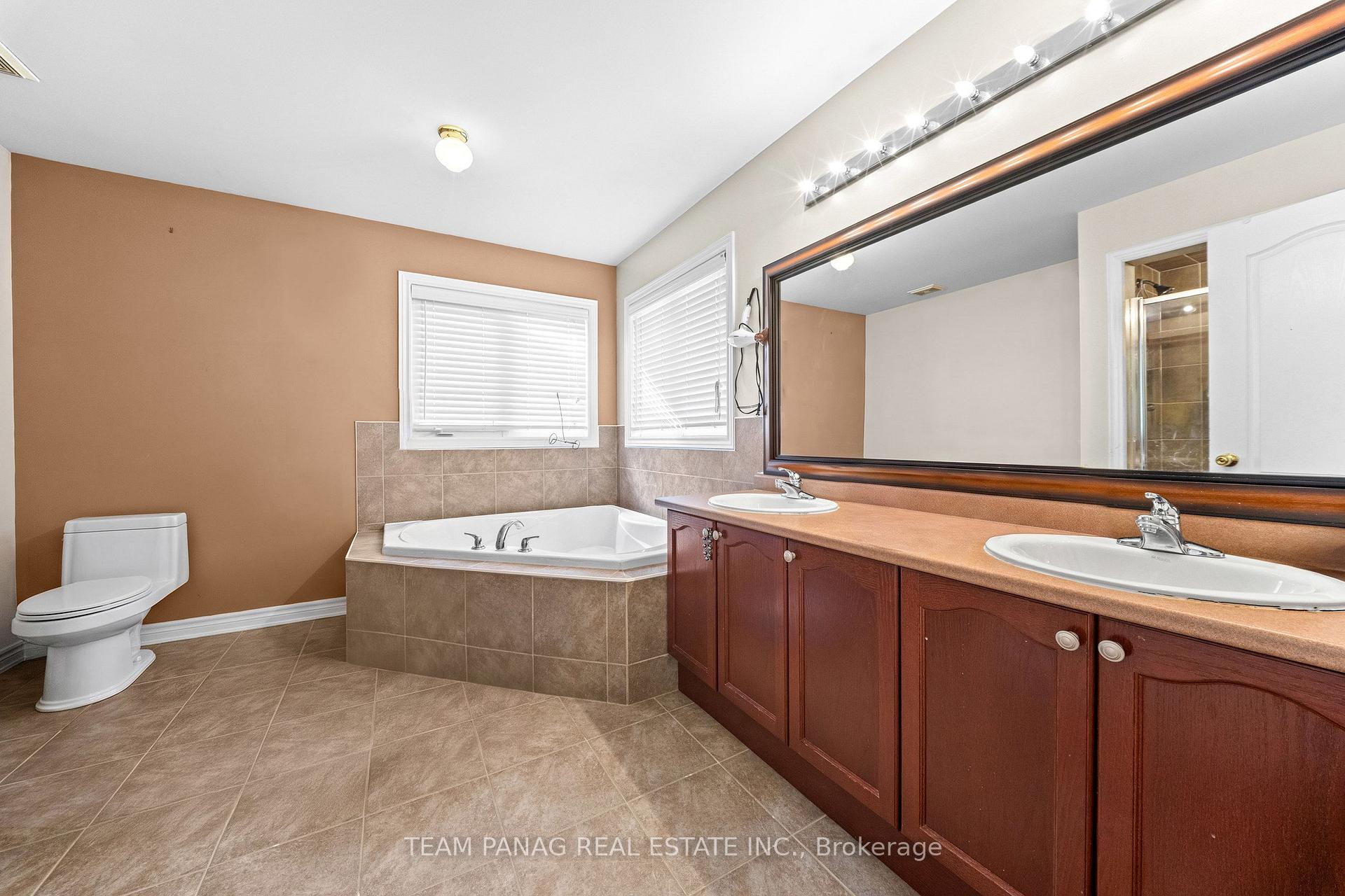 Photo 27 of 47 Sorbonne Drive, Brampton, Vales of Castlemore North — HOMEH