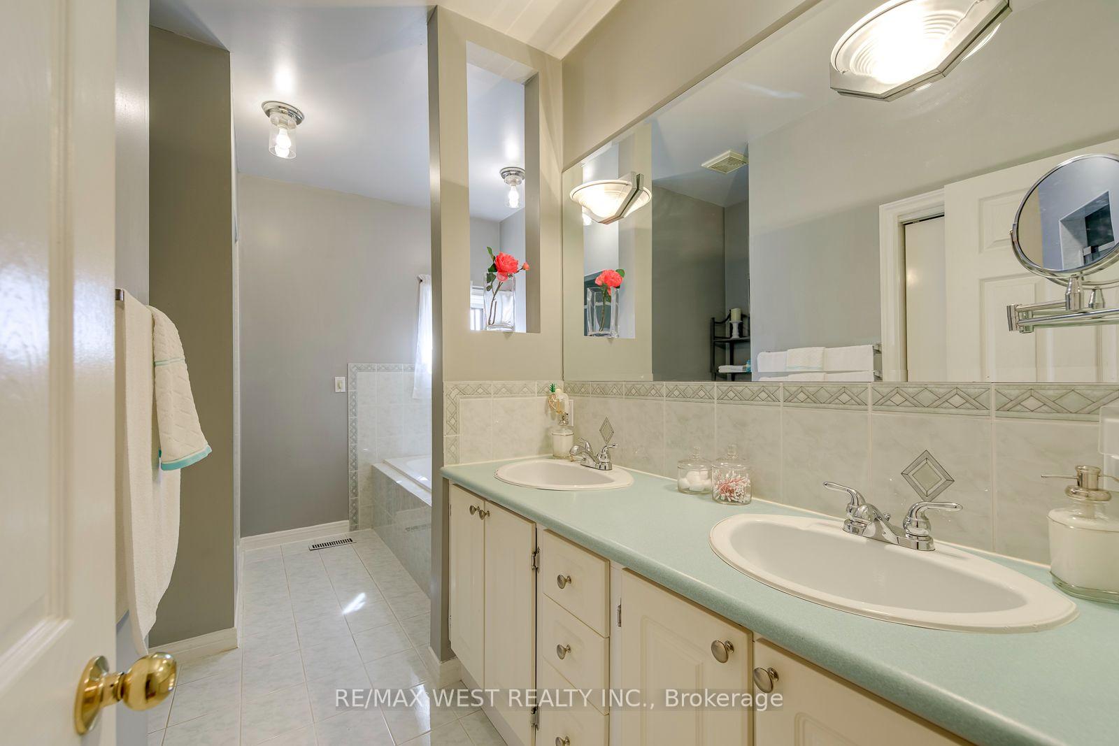 Photo 30 of 369 Bartlett Avenue N, Toronto, Dovercourt-Wallace Emerson-Junction — HOMEH