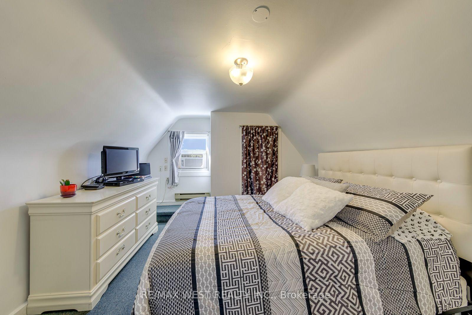 Photo 36 of 369 Bartlett Avenue N, Toronto, Dovercourt-Wallace Emerson-Junction — HOMEH