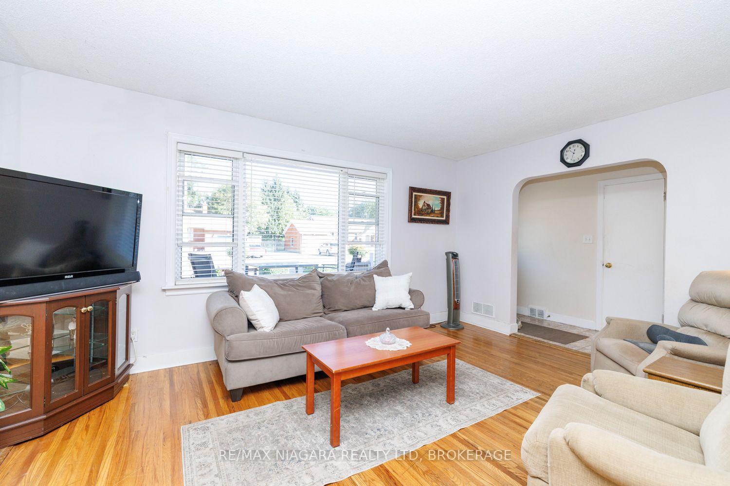 Photo 11 of 6424 Corwin Crescent, Niagara Falls, Dorchester — HOMEH