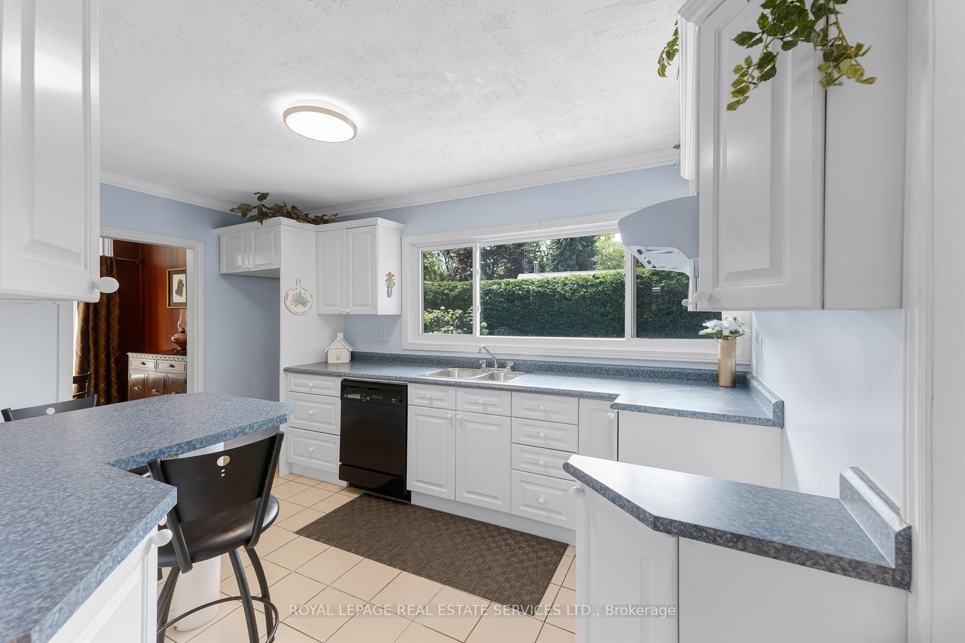 Photo 35 of 55 Germorda Drive, Oakville, College Park — HOMEH