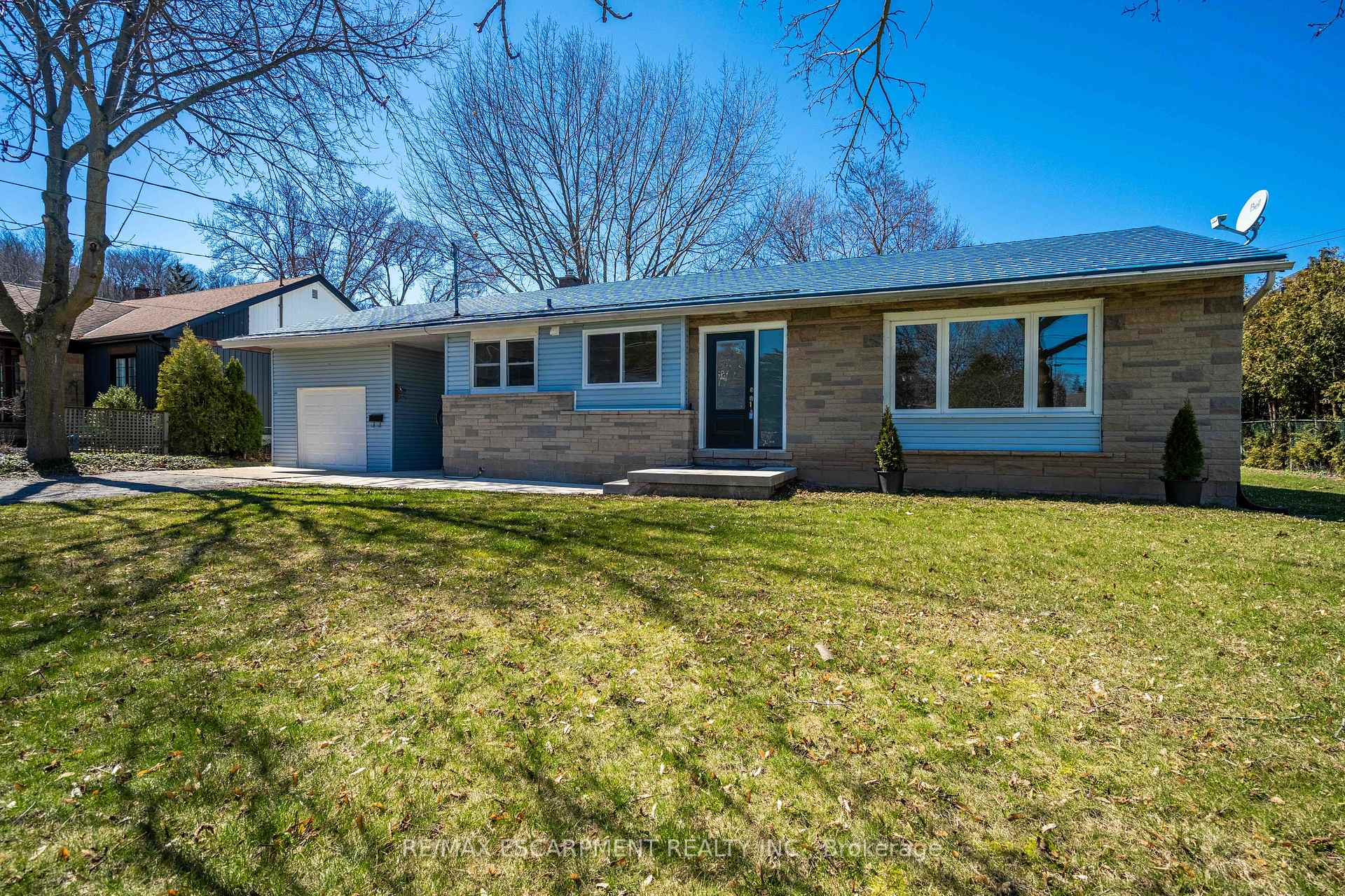 Photo 2 of Unit A, 1 Hill Place, Hamilton, Stoney Creek — HOMEH