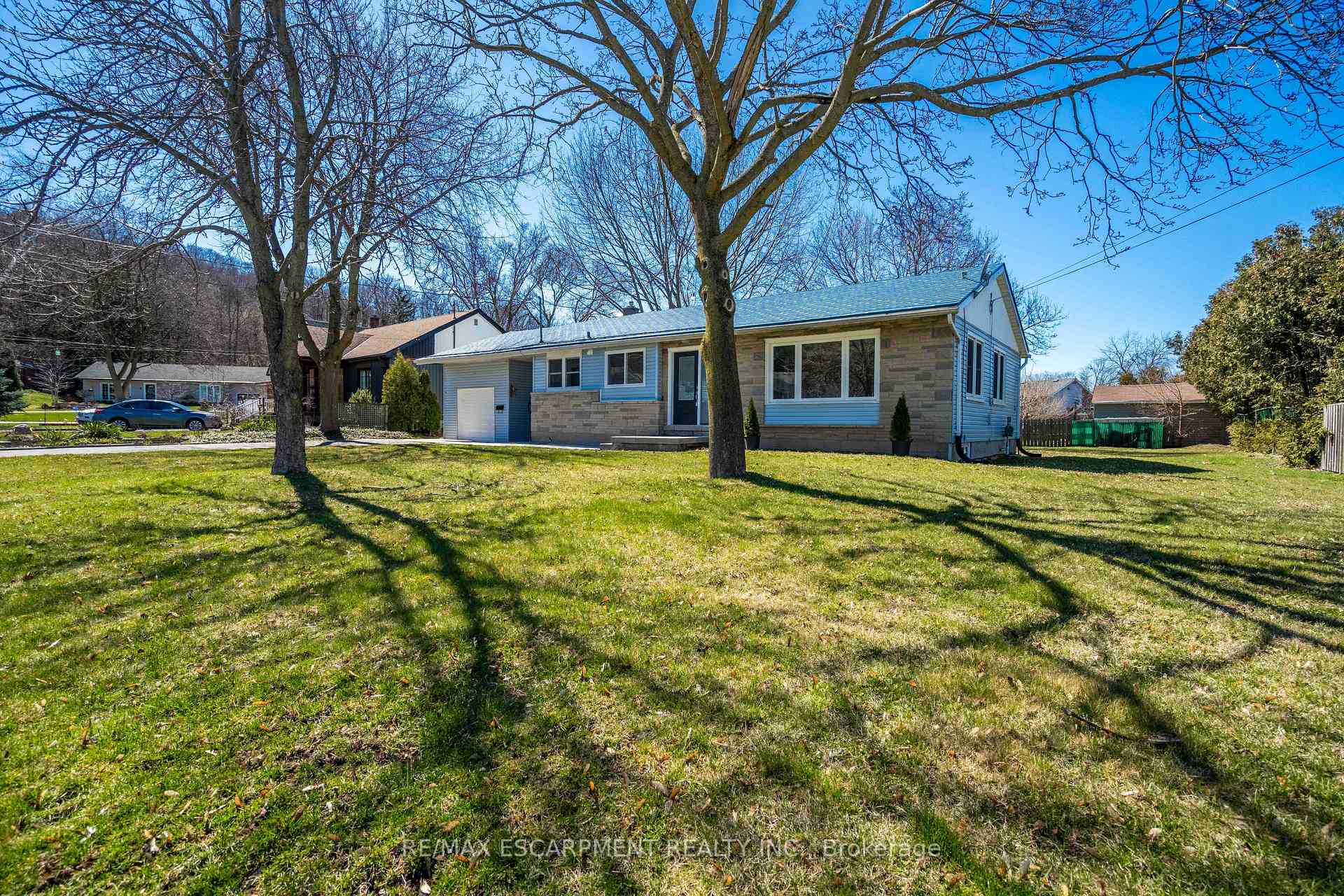 Photo 3 of Unit A, 1 Hill Place, Hamilton, Stoney Creek — HOMEH