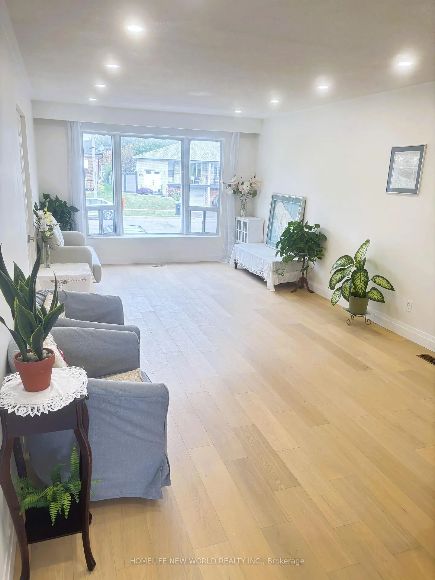 Photo 3 of 93 Corinthian Boulevard, Scarborough, L'Amoreaux — HOMEH