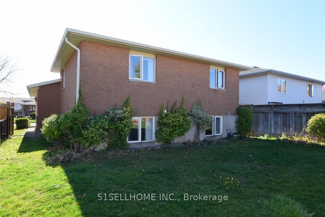 Photo 4 of 26 Featherwood Crescent, Hamilton, Stoney Creek Mountain — HOMEH