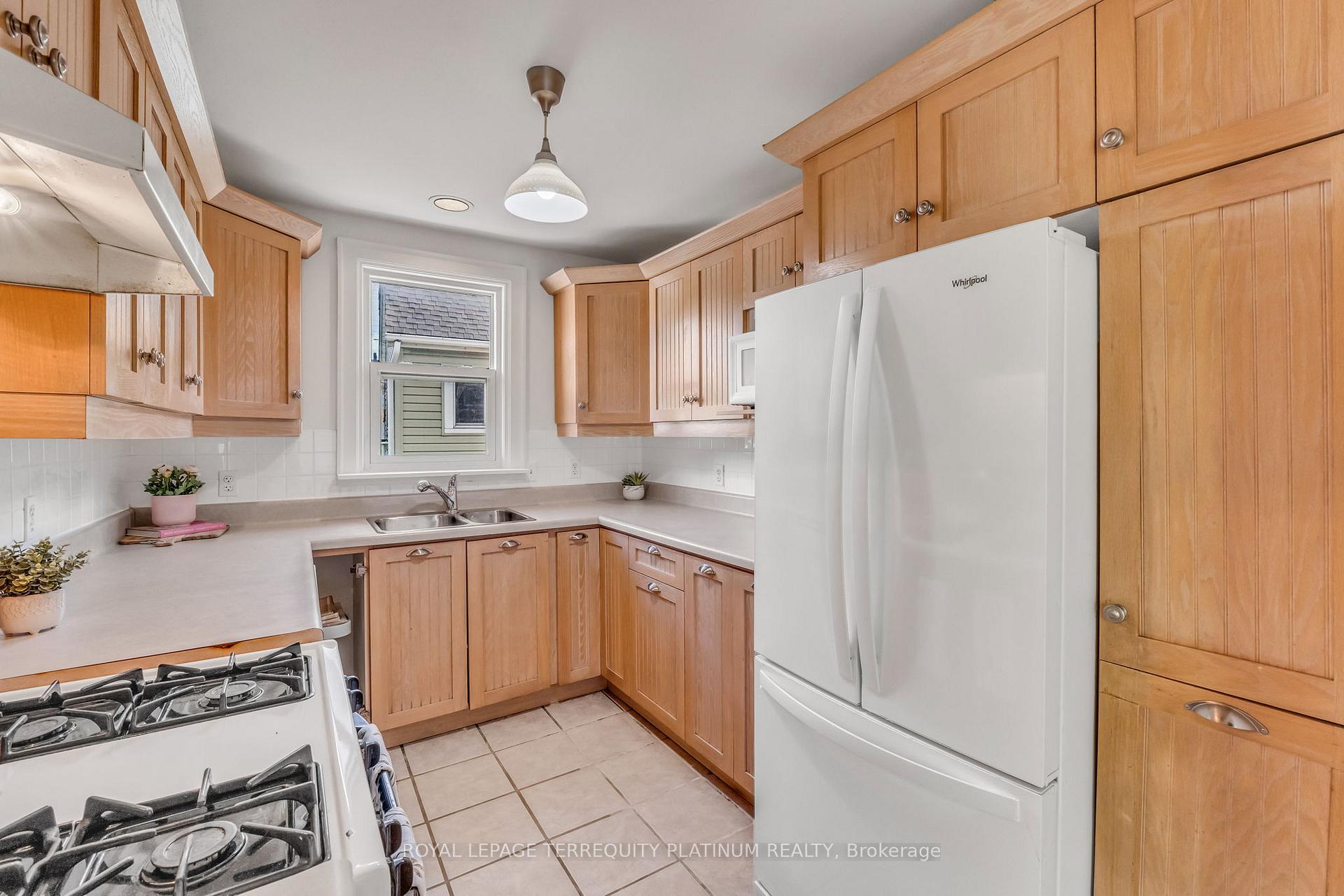 Photo 15 of 10 Locarno Avenue, Hamilton, Hamilton Beach — HOMEH