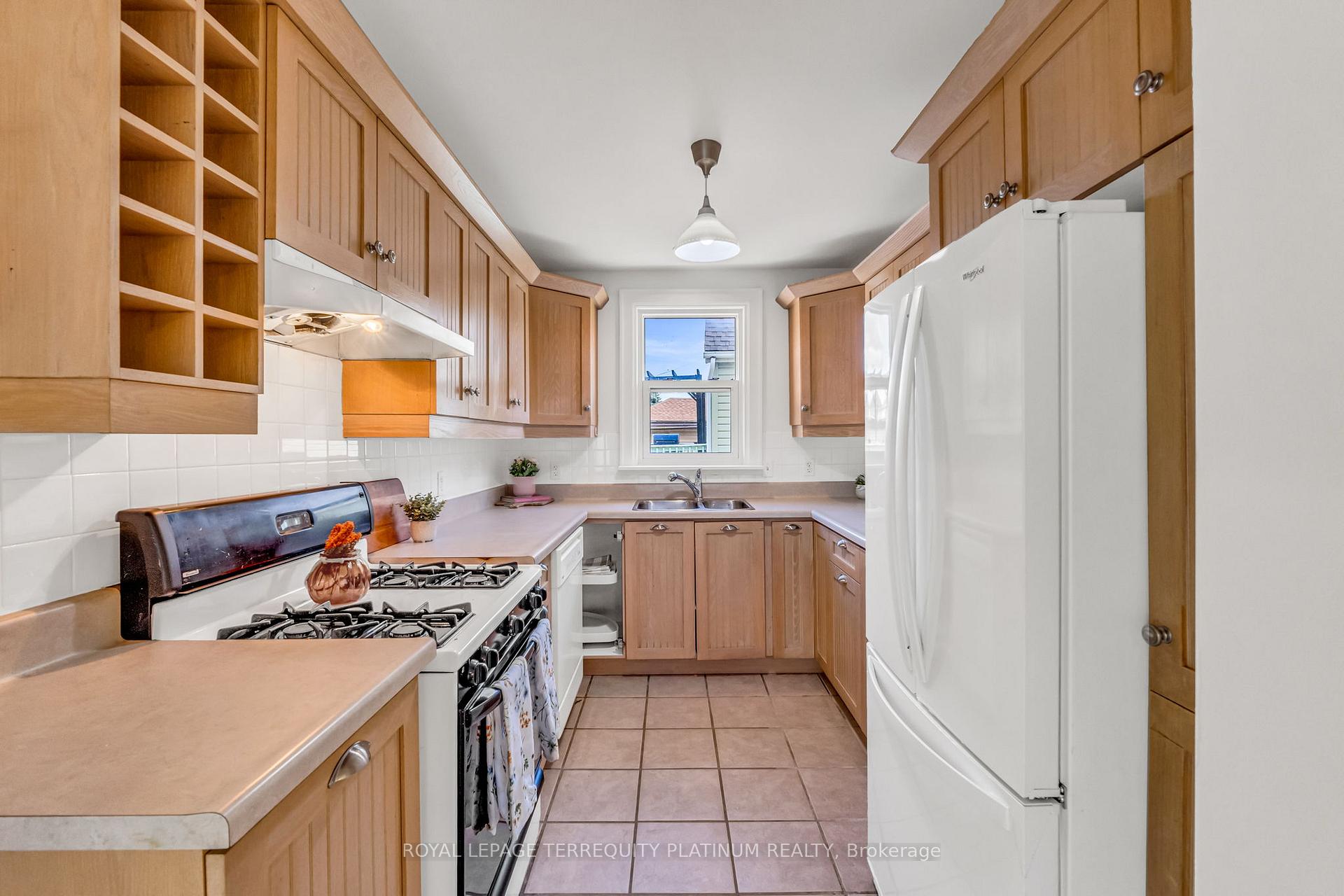 Photo 16 of 10 Locarno Avenue, Hamilton, Hamilton Beach — HOMEH