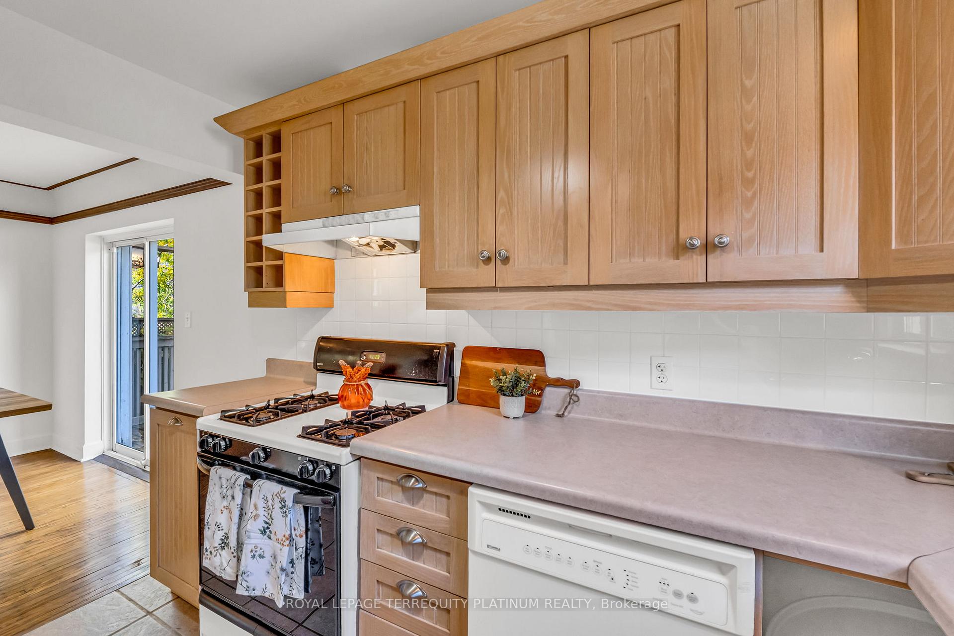 Photo 17 of 10 Locarno Avenue, Hamilton, Hamilton Beach — HOMEH
