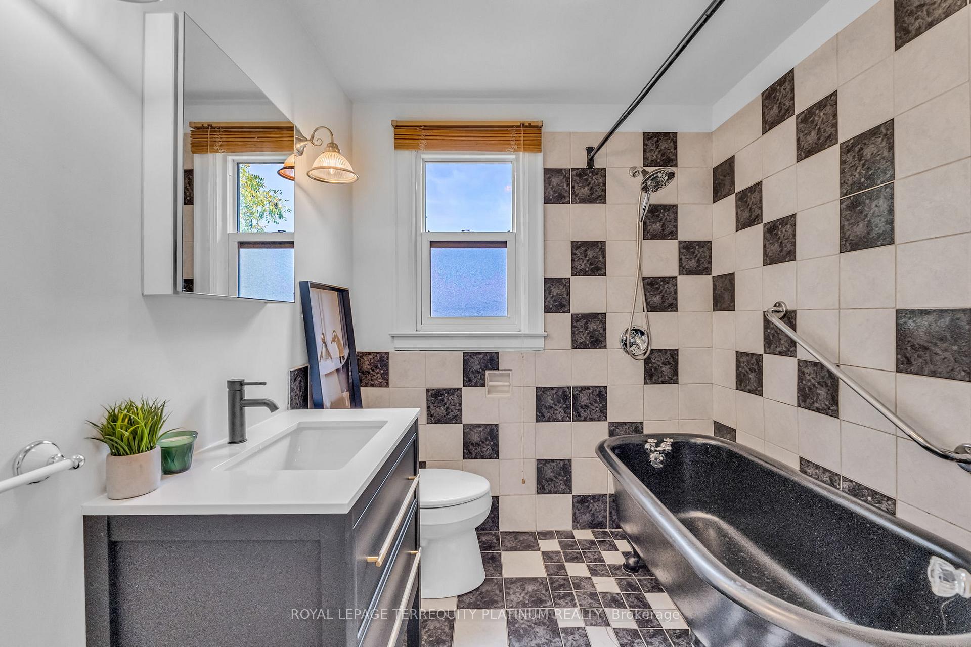 Photo 24 of 10 Locarno Avenue, Hamilton, Hamilton Beach — HOMEH