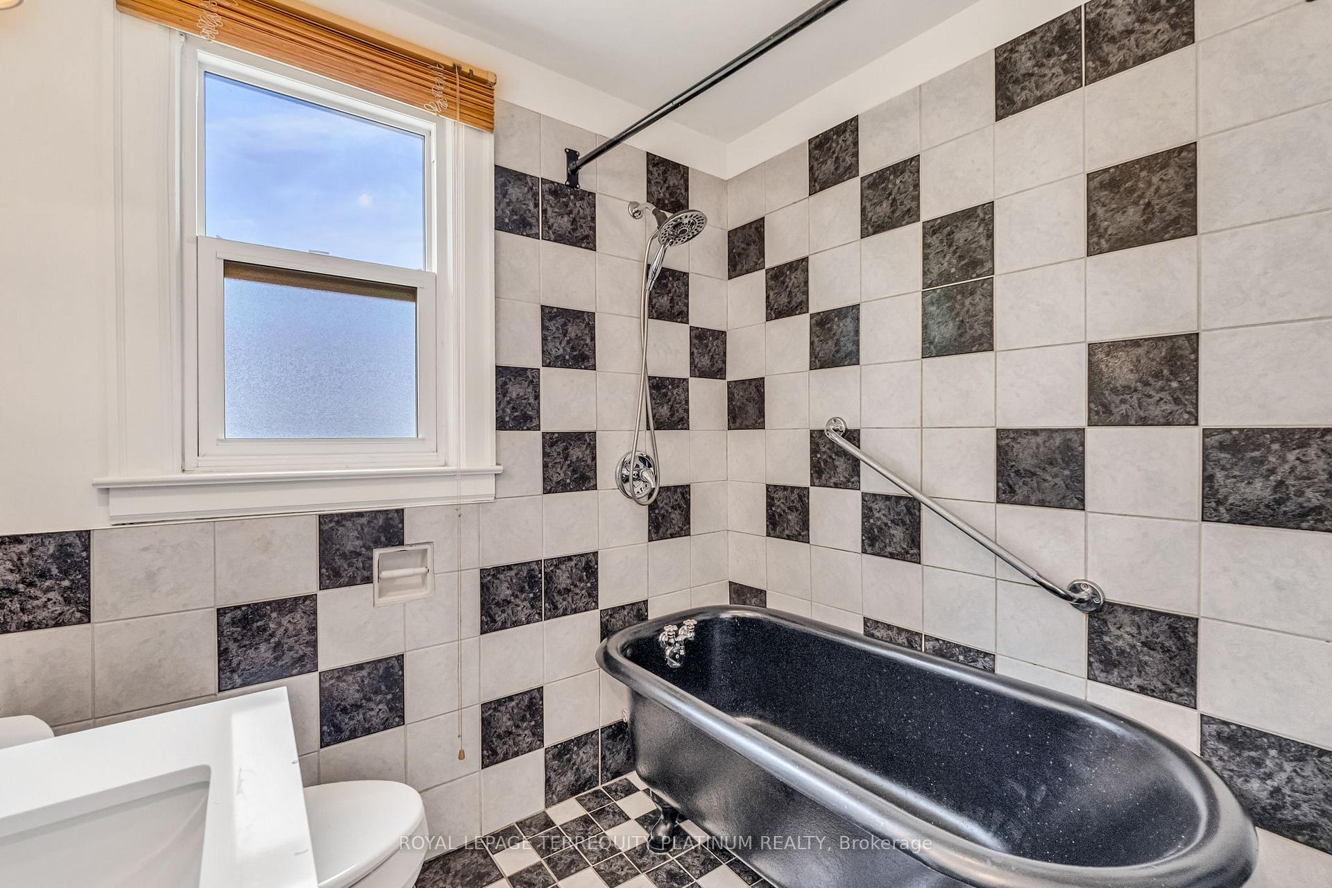 Photo 25 of 10 Locarno Avenue, Hamilton, Hamilton Beach — HOMEH