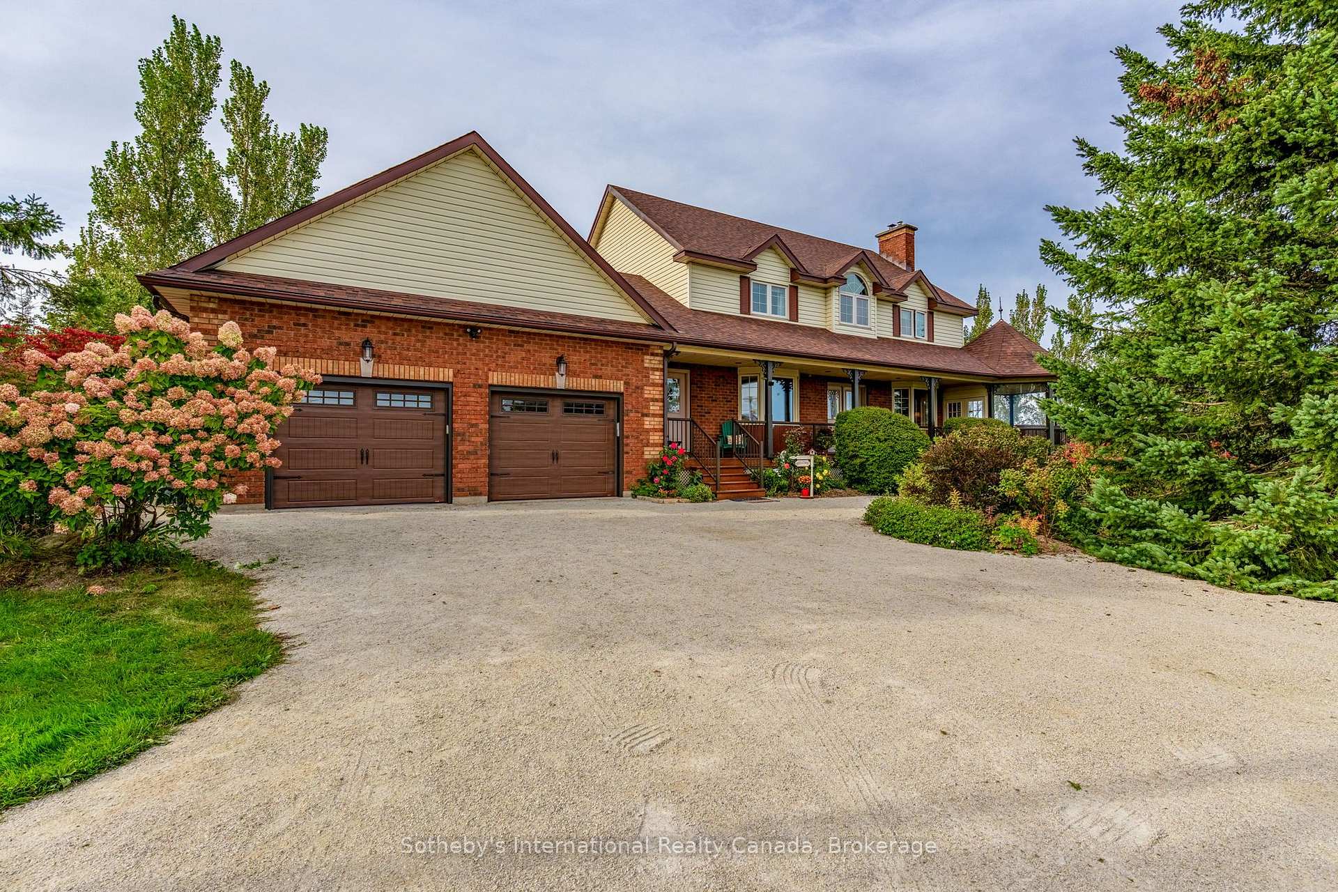 Photo 3 of 7262 12/13 Side Road, Clearview, Creemore — HOMEH