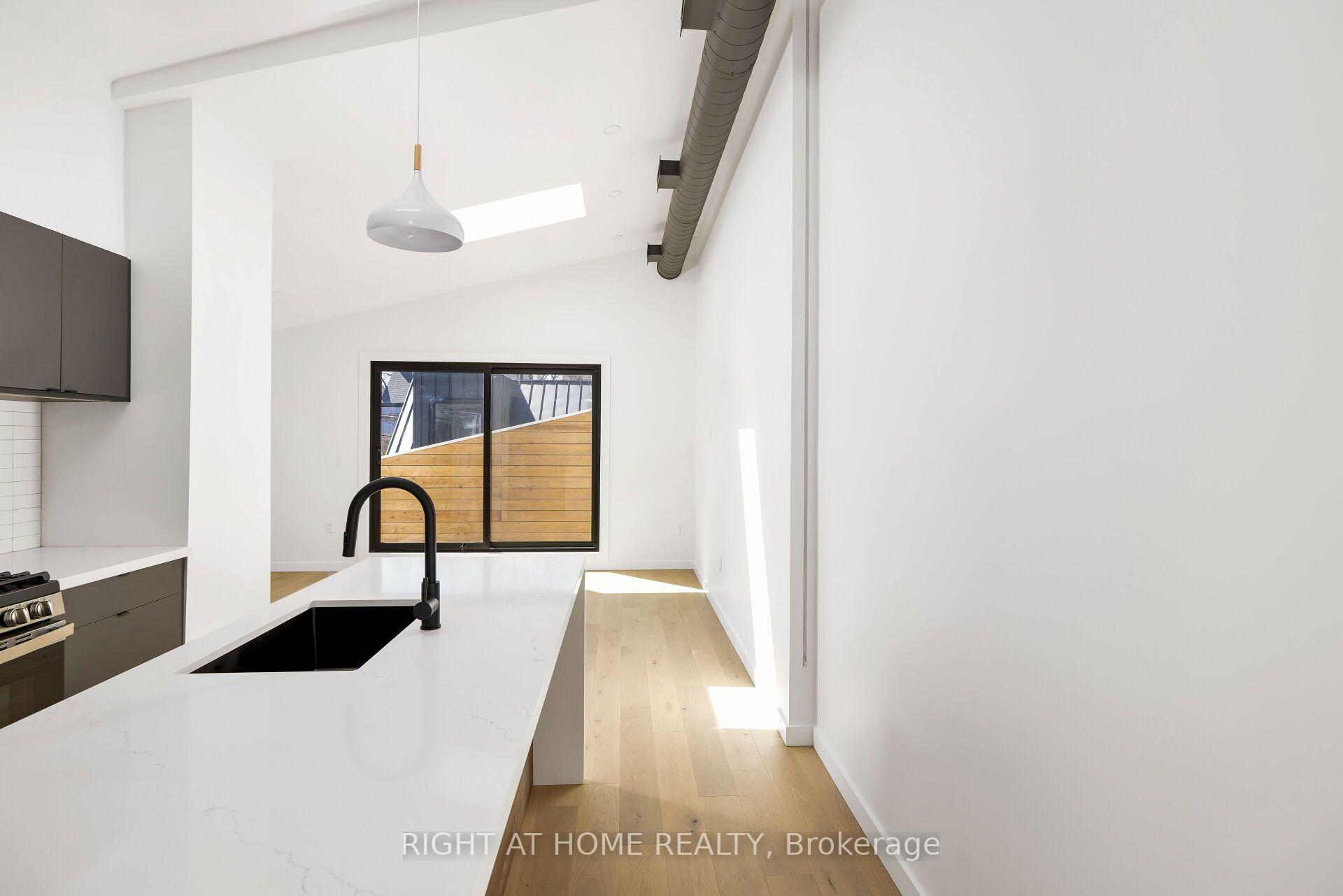 Photo 6 of Unit Upper, 86 Lansdowne Avenue, Toronto, Roncesvalles — HOMEH