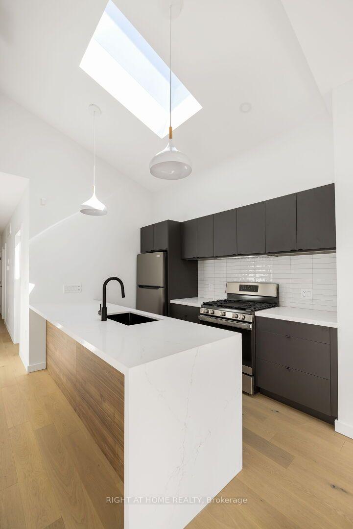 Photo 10 of Unit Upper, 86 Lansdowne Avenue, Toronto, Roncesvalles — HOMEH