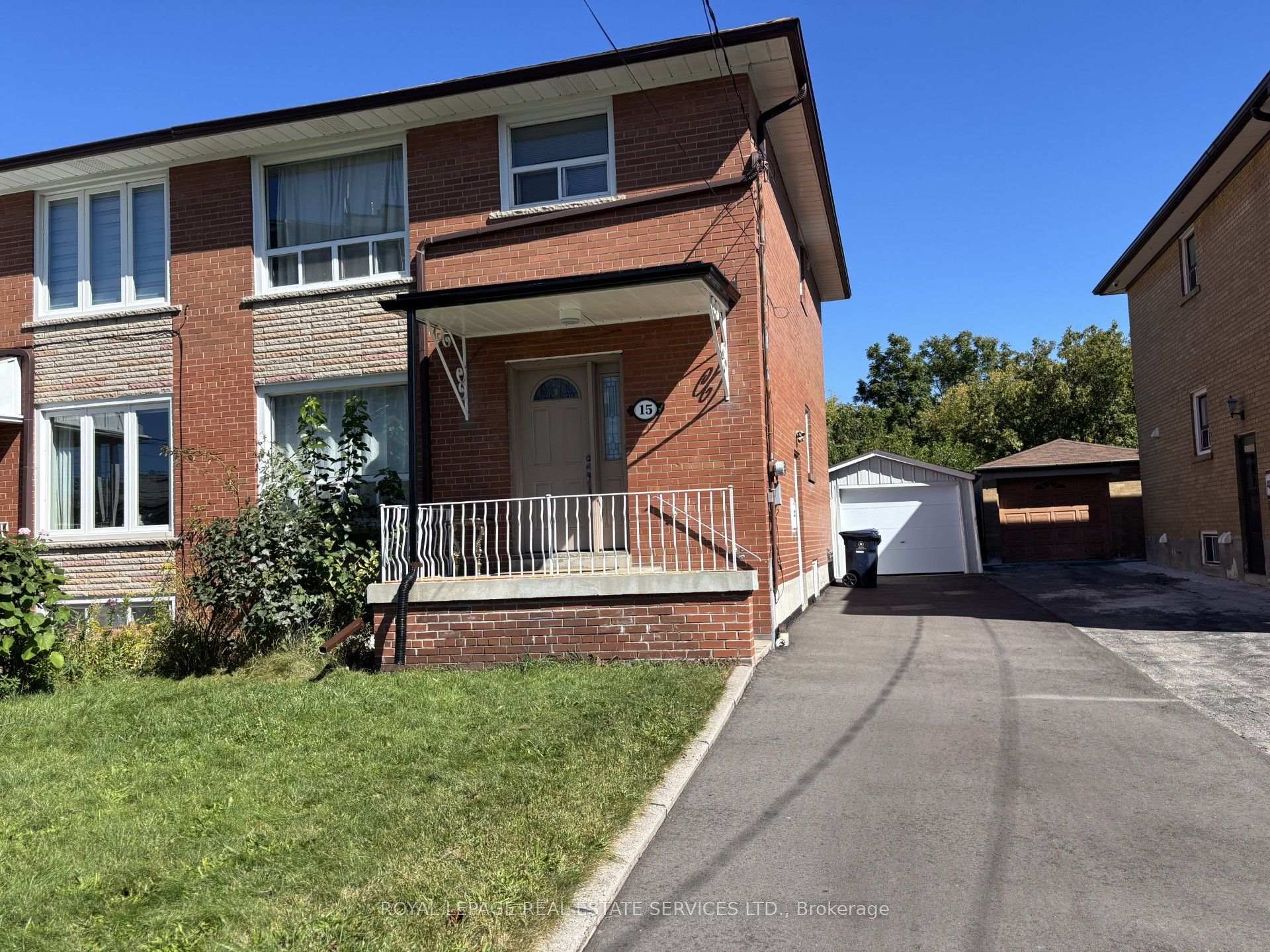 Front of Unit Room, 15 Sonnet Court