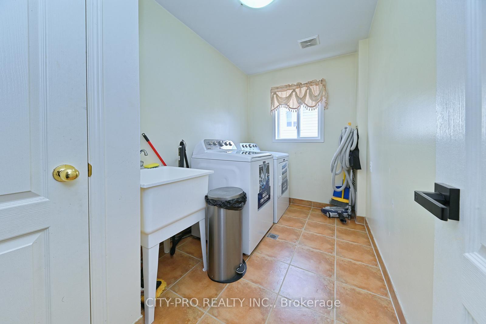 Photo 37 of 1178 Salmers Drive, Oshawa, Taunton — HOMEH
