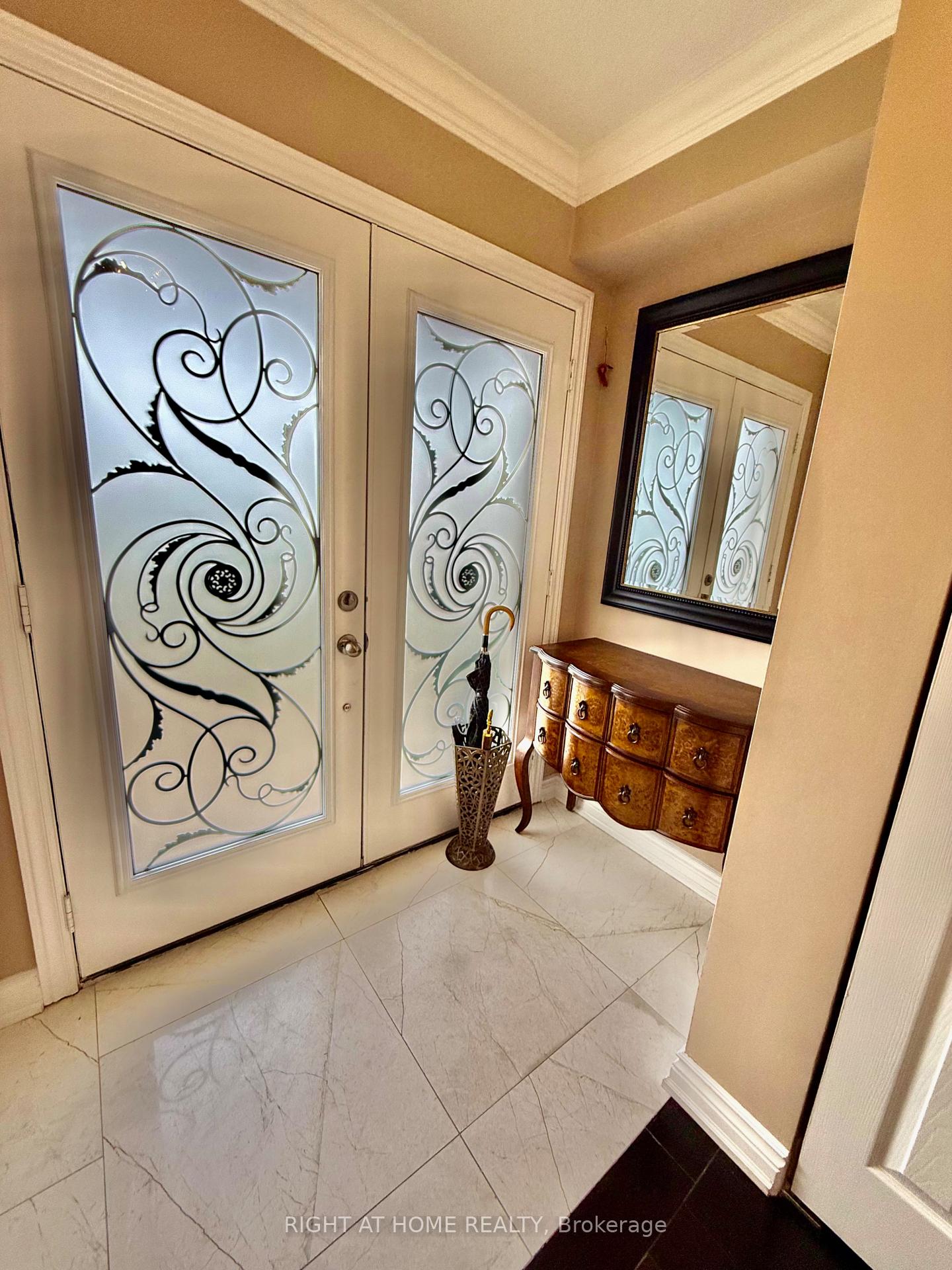 Photo 3 of 129 Four Seasons Crescent, East Gwillimbury, Rural East Gwillimbury — HOMEH