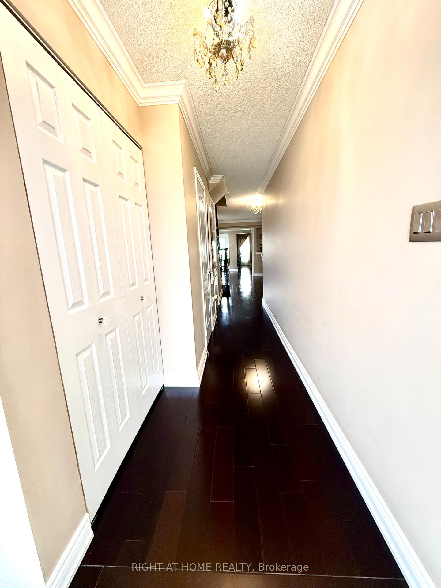 Photo 4 of 129 Four Seasons Crescent, East Gwillimbury, Rural East Gwillimbury — HOMEH