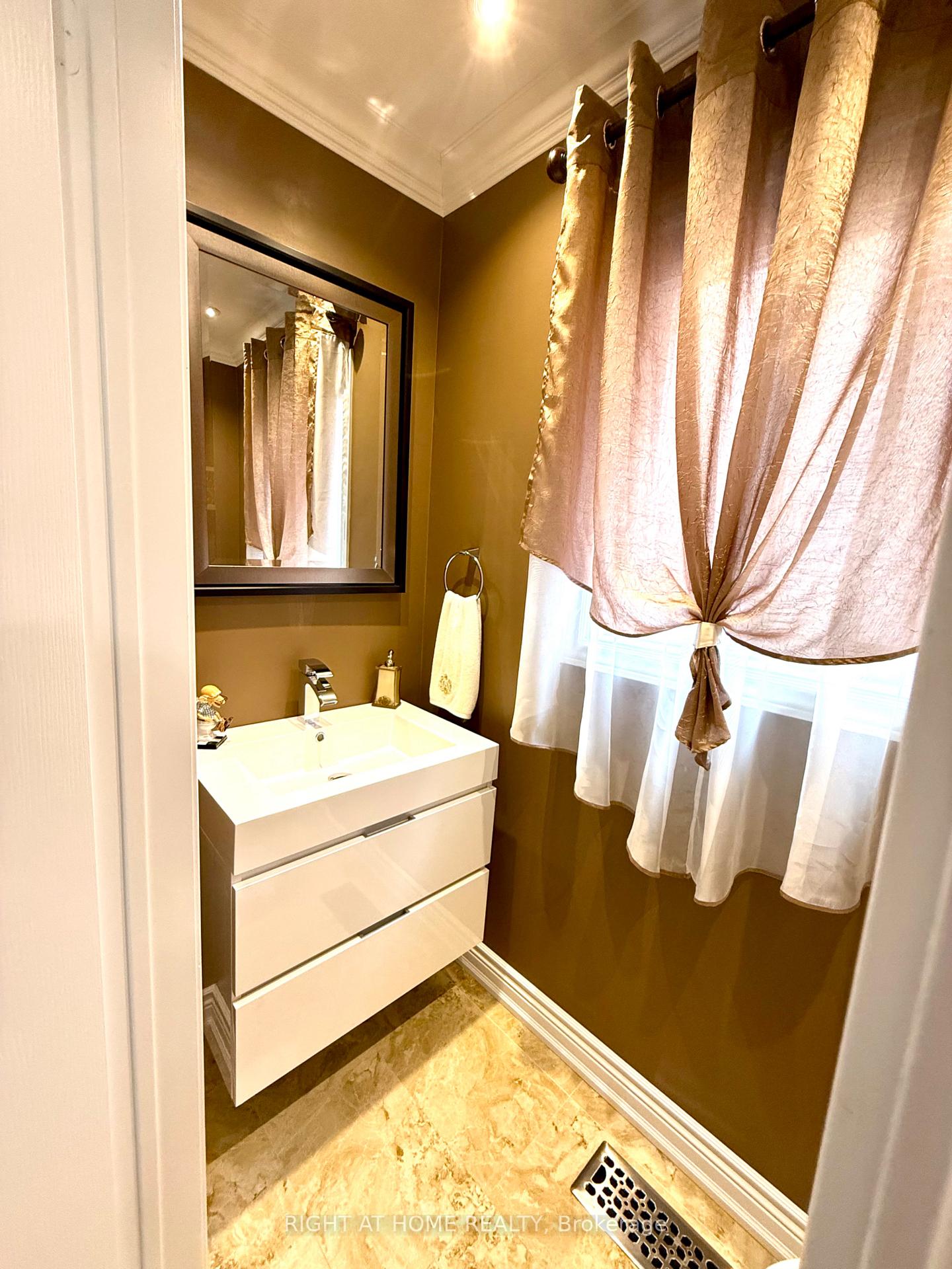 Photo 5 of 129 Four Seasons Crescent, East Gwillimbury, Rural East Gwillimbury — HOMEH