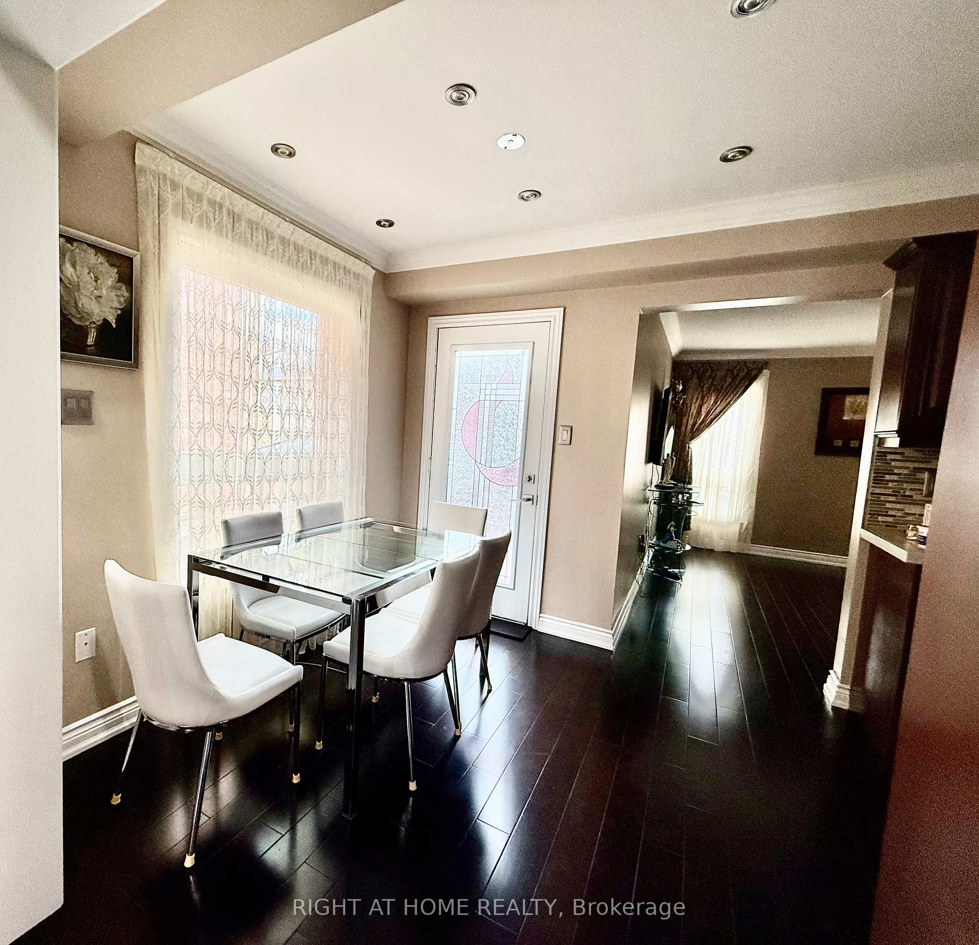 Photo 10 of 129 Four Seasons Crescent, East Gwillimbury, Rural East Gwillimbury — HOMEH