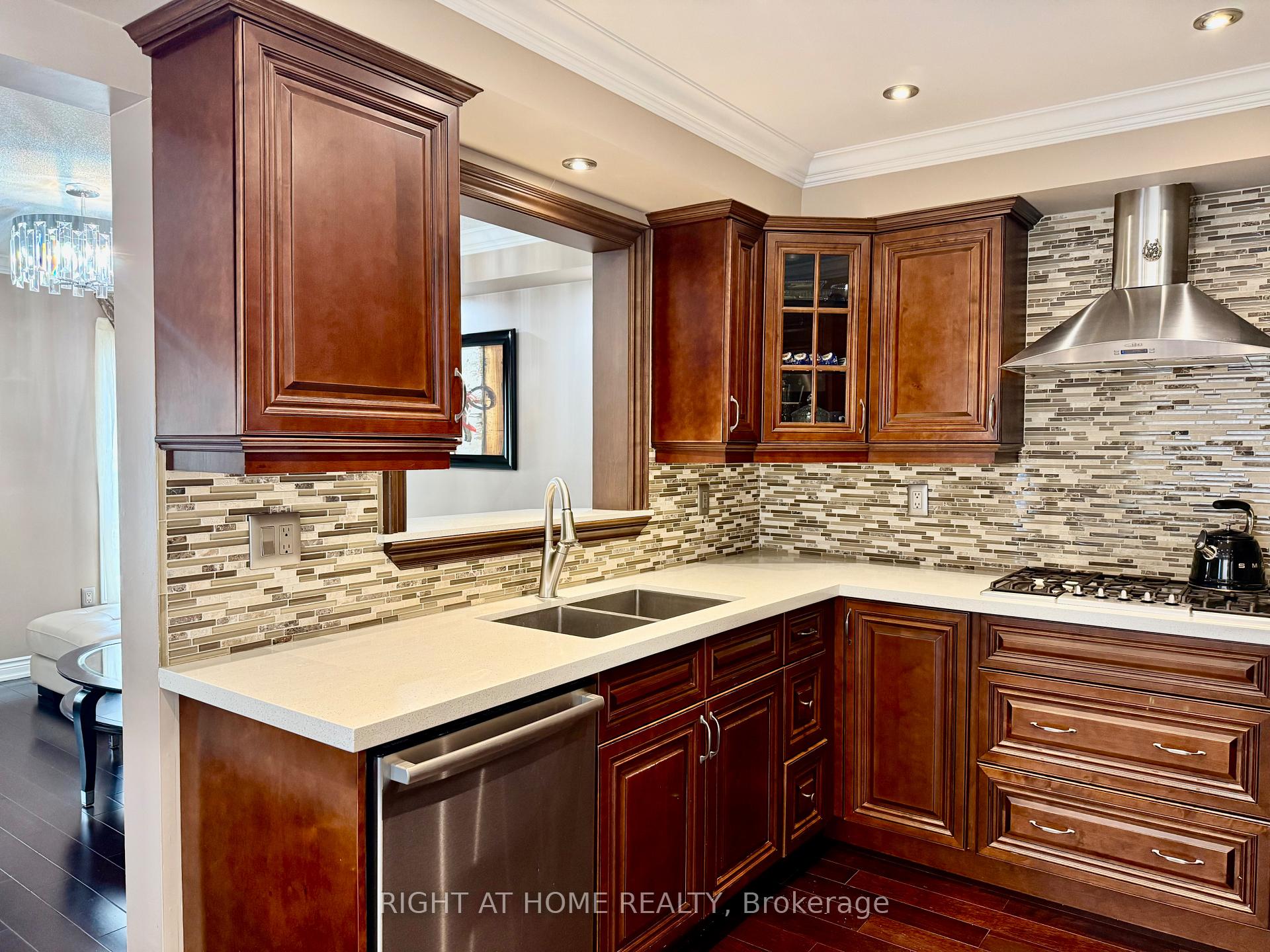 Photo 11 of 129 Four Seasons Crescent, East Gwillimbury, Rural East Gwillimbury — HOMEH