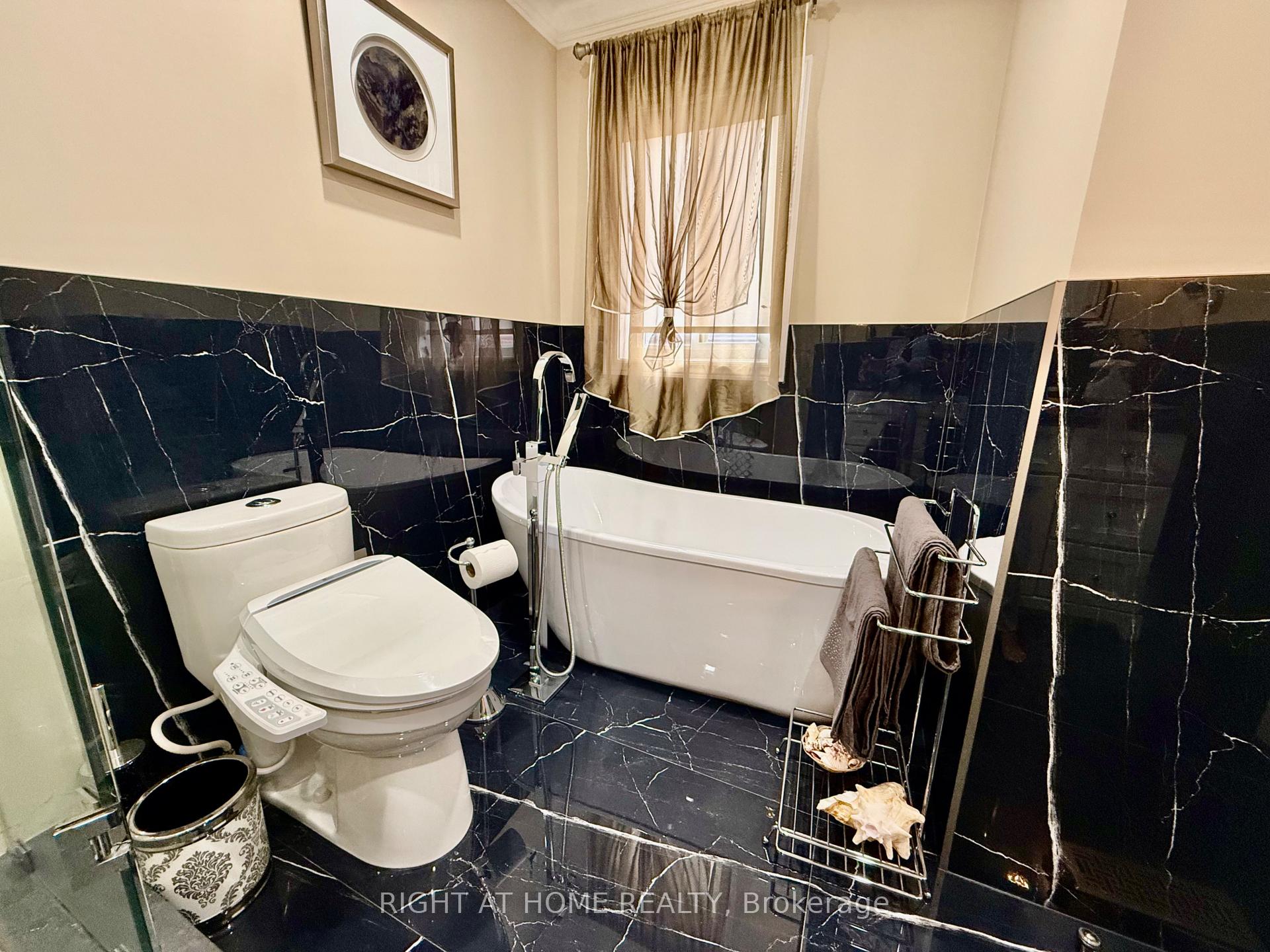 Photo 23 of 129 Four Seasons Crescent, East Gwillimbury, Rural East Gwillimbury — HOMEH