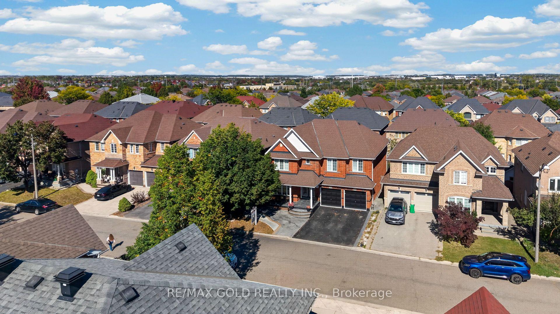 Photo 2 of 19 Briardale Road, Brampton, Fletcher's Meadow — HOMEH
