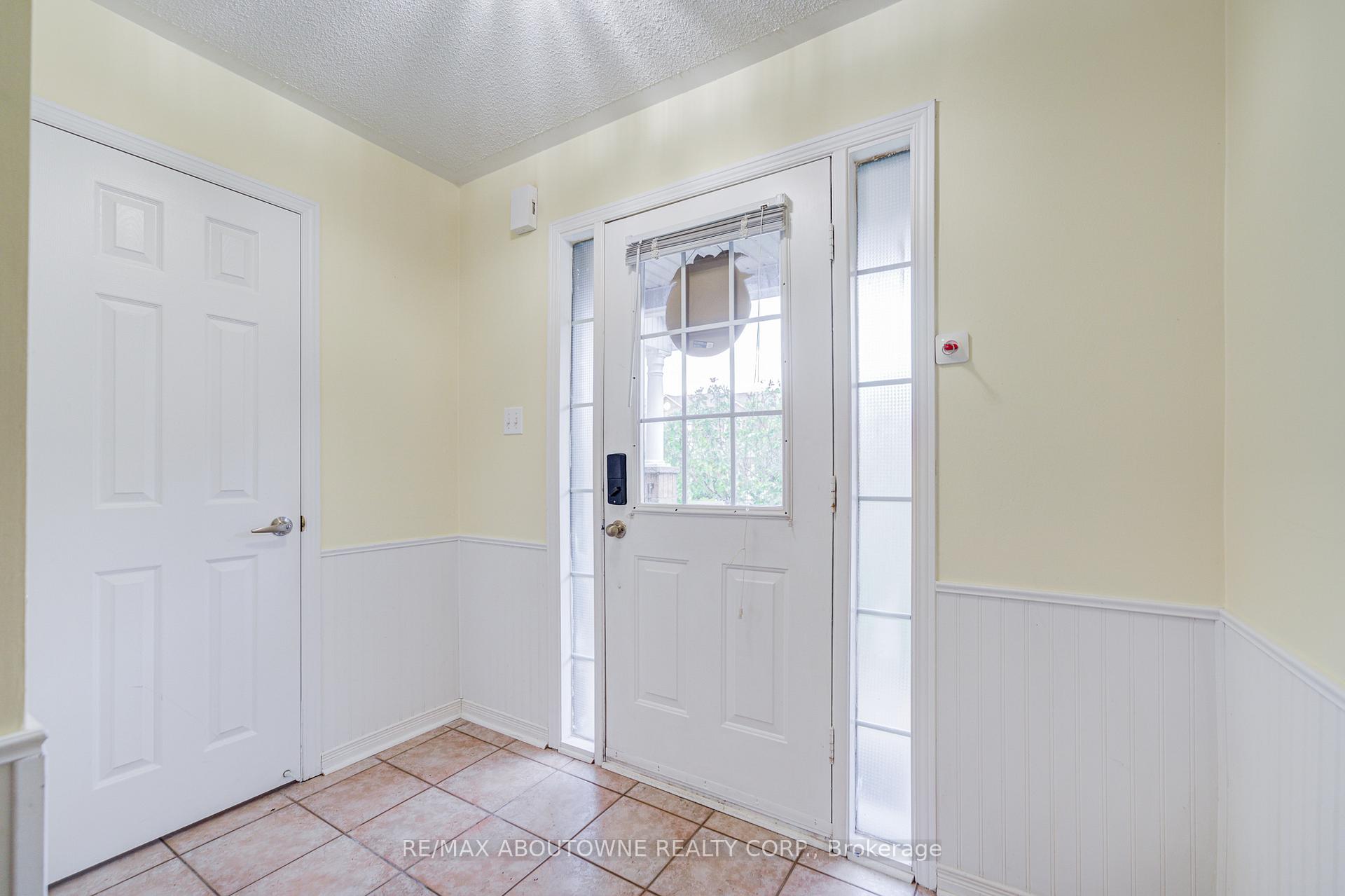 Photo 4 of 5128 Falconcrest Drive, Burlington, Uptown — HOMEH