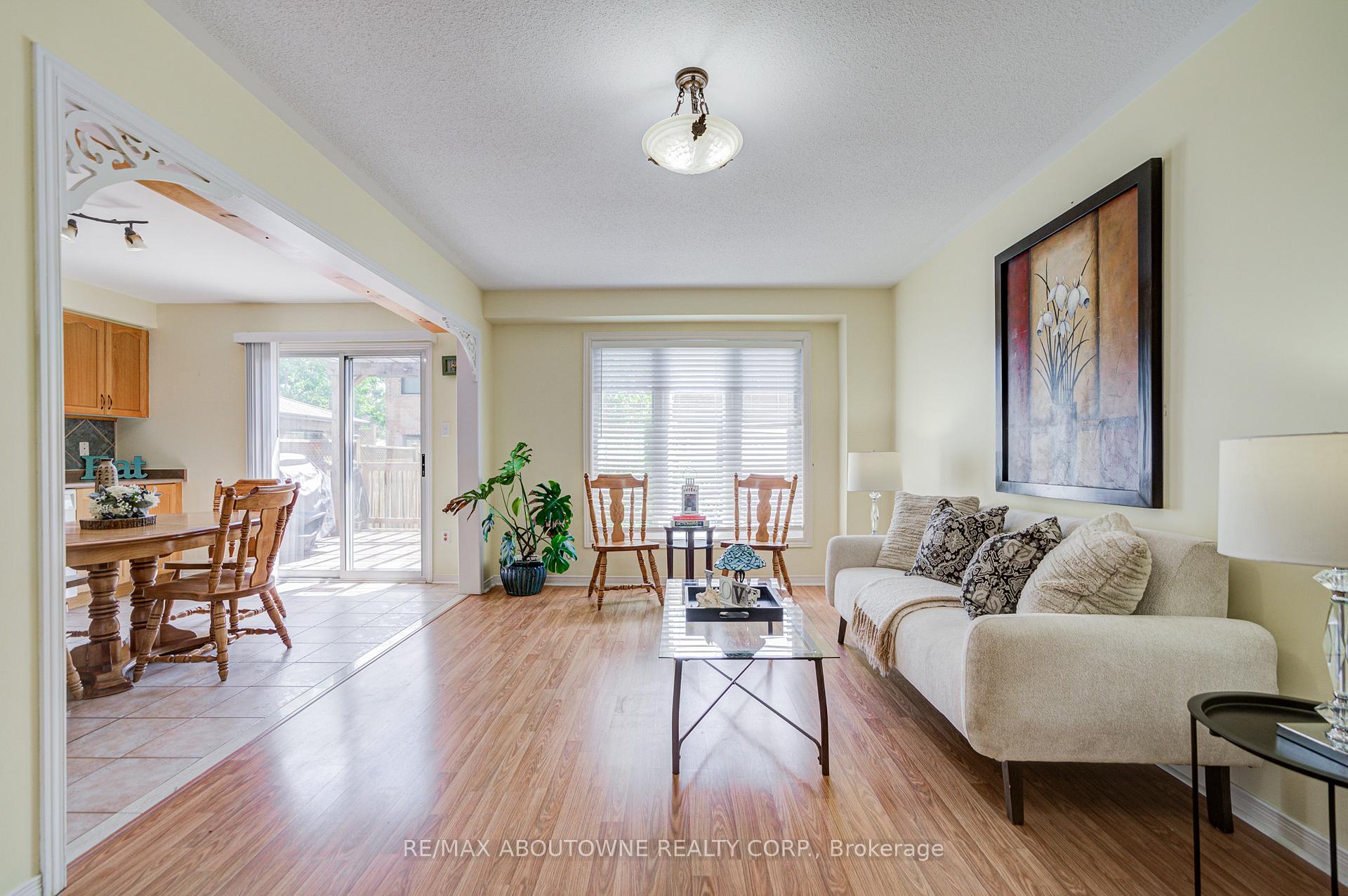 Photo 11 of 5128 Falconcrest Drive, Burlington, Uptown — HOMEH